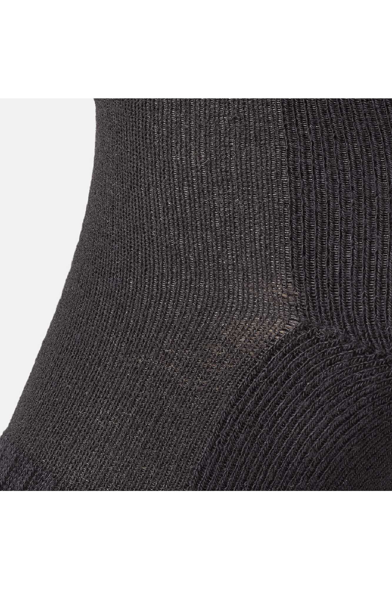 IQ bambus tennisstrømper i farven sort med anatomisk tilpasning til højre og venstre fod.