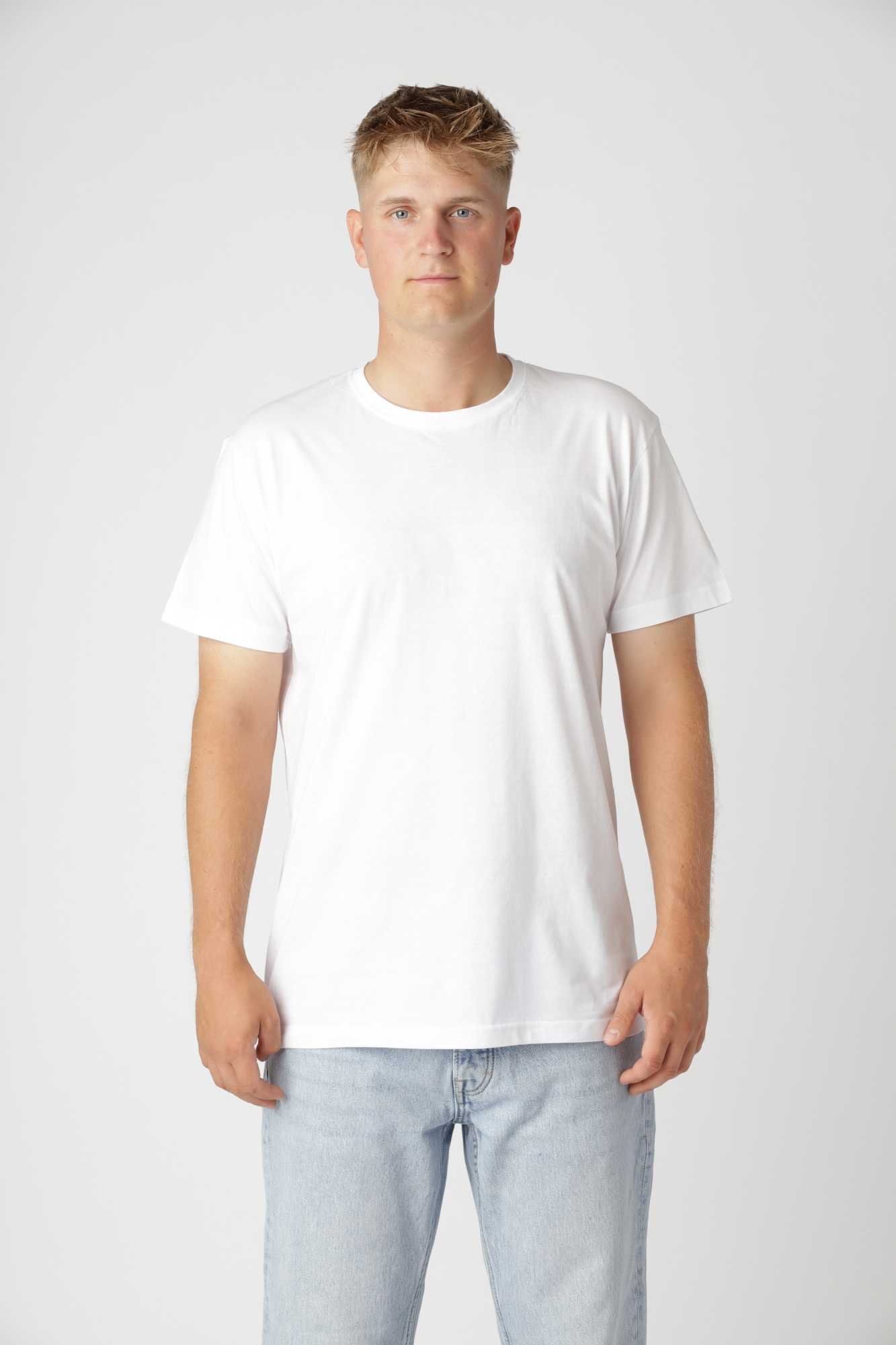 Basic t-shirt i farven hvid i økologisk bomuld med klassisk rund hals og tidløs pasform