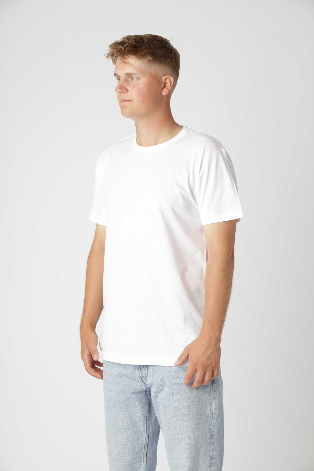 Basic t-shirt i farven hvid med let og åndbar kvalitet, perfekt til hverdagsbrug
