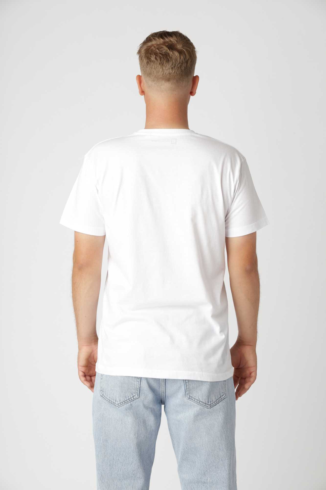 Tidløs Basic t-shirt i farven hvid, bevarer pasform og farve efter mange vaske