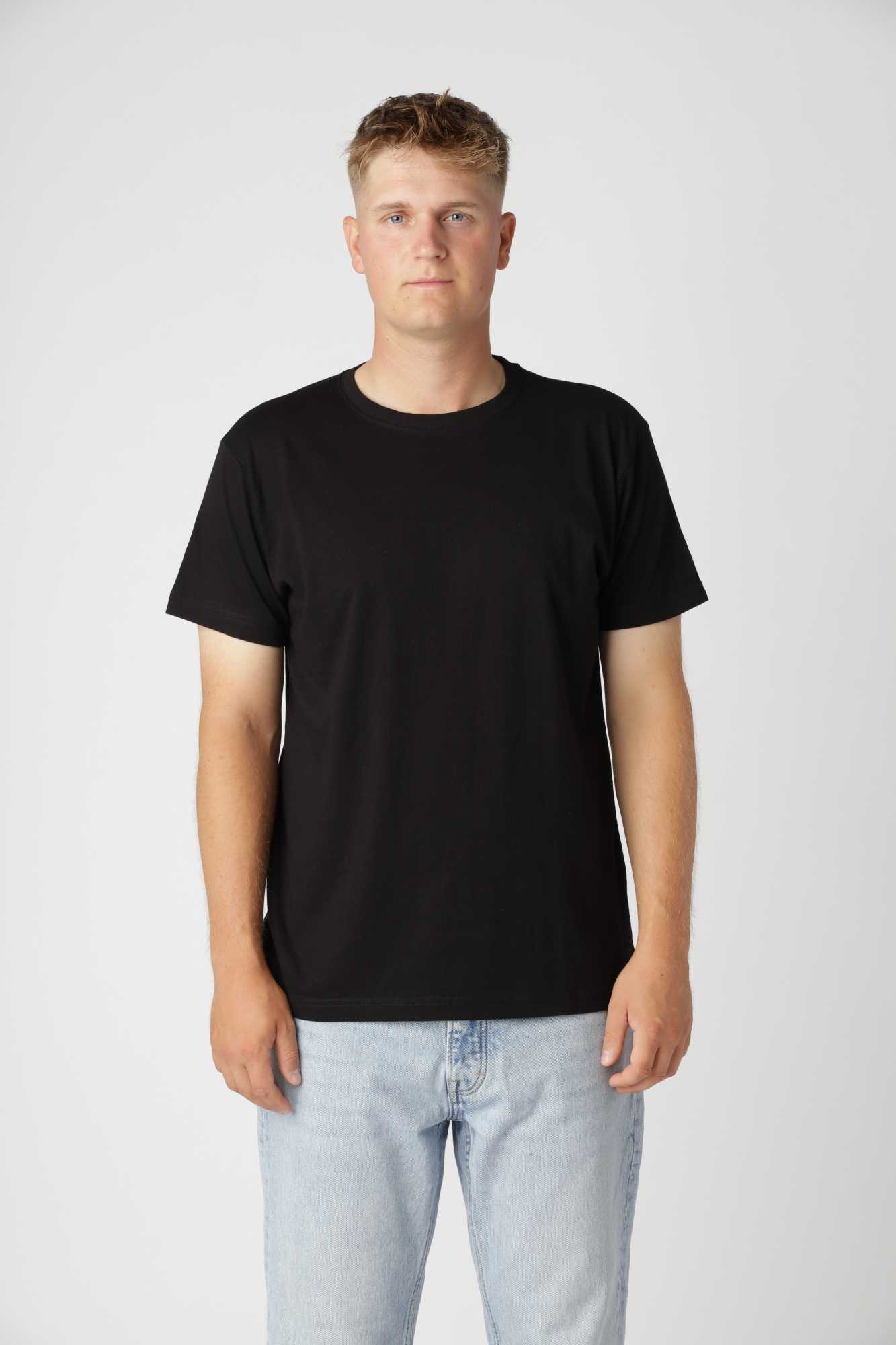 Basic t-shirt i farven sort i økologisk bomuld med klassisk rund hals og normal pasform