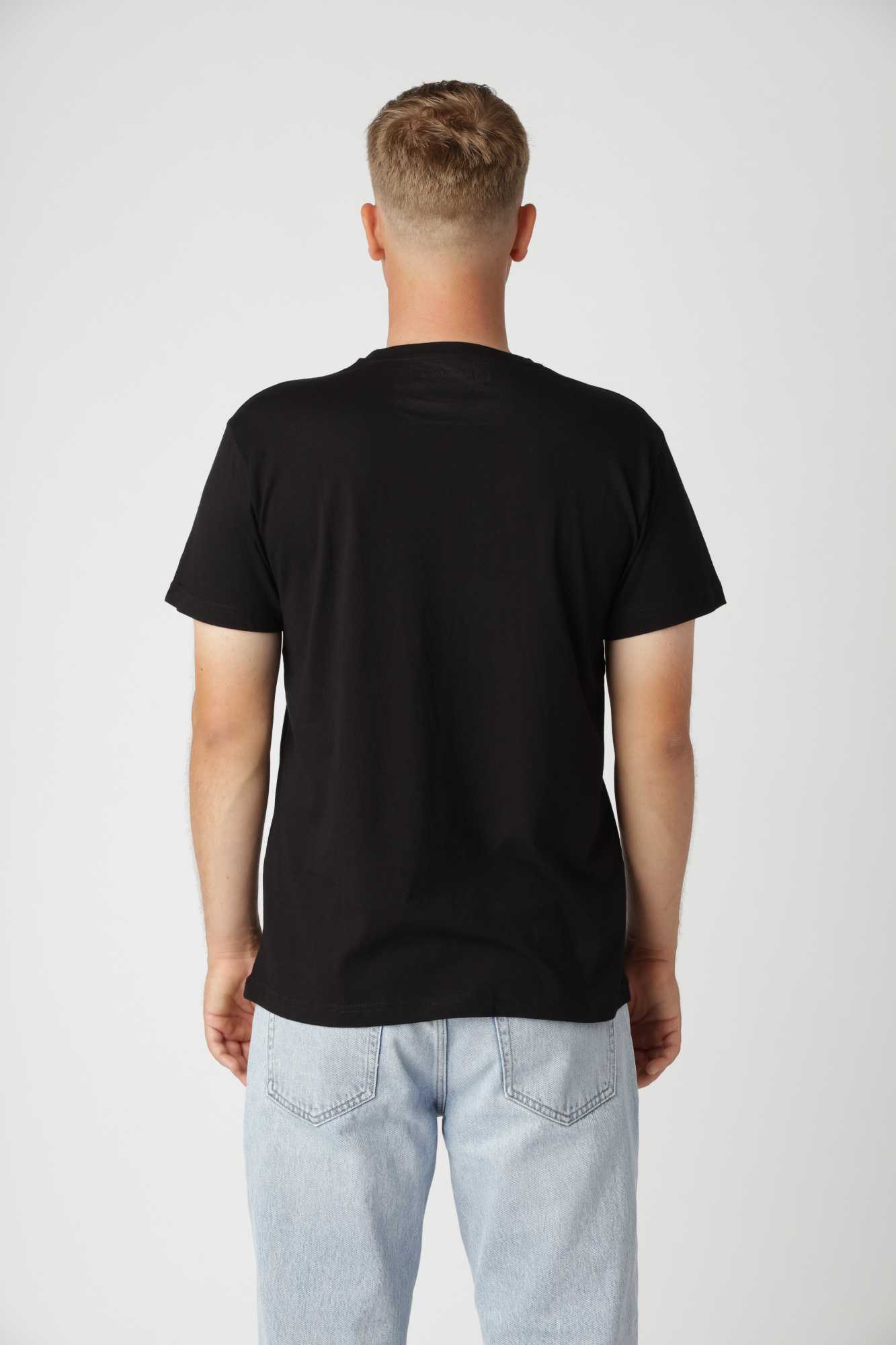 Tidløs Basic t-shirt i farven sort med åndbart materiale til hverdag og fritid