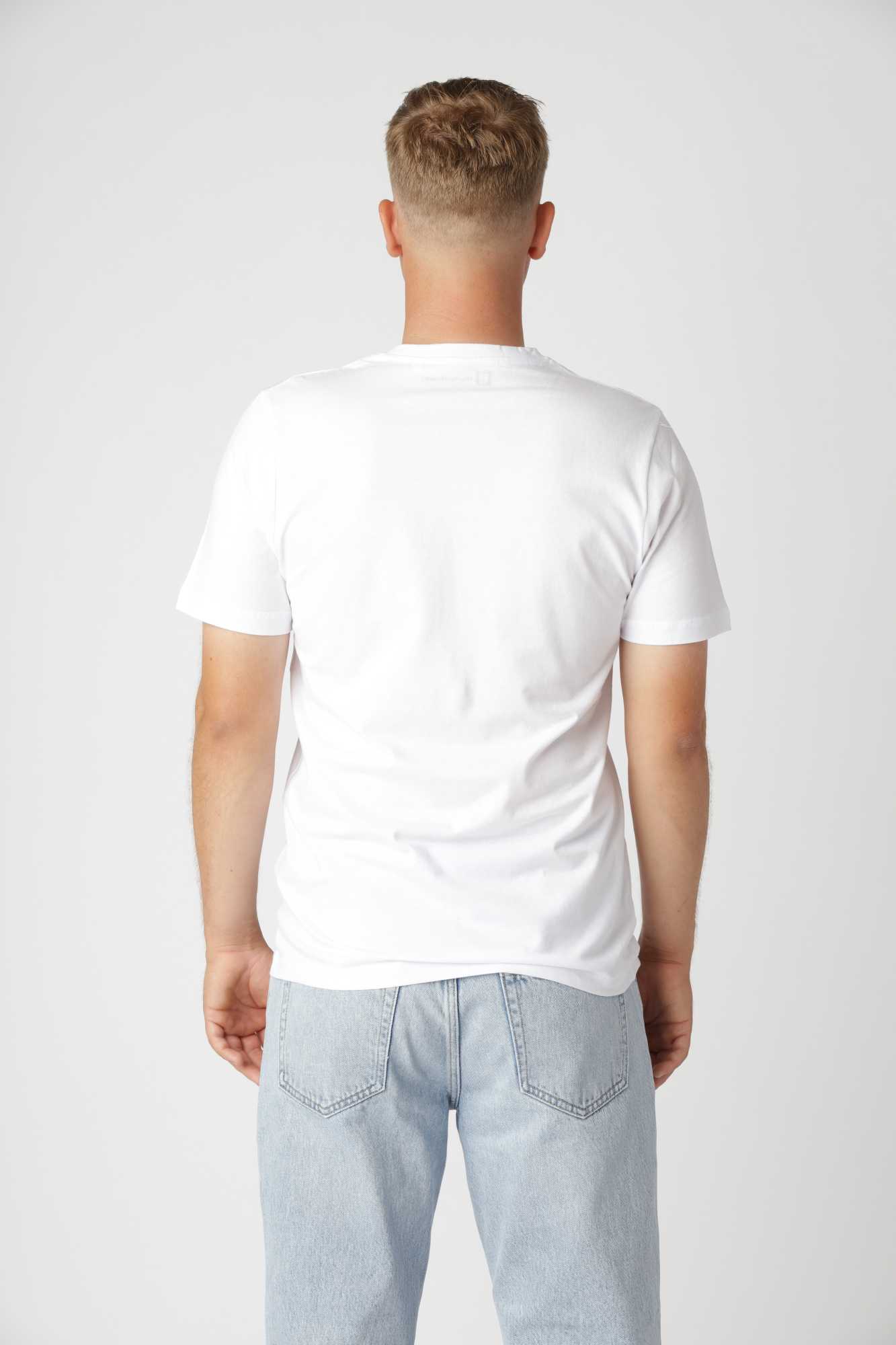 Minimalistisk design på hvid classic v-hals t-shirt, ideel både alene og under skjorter