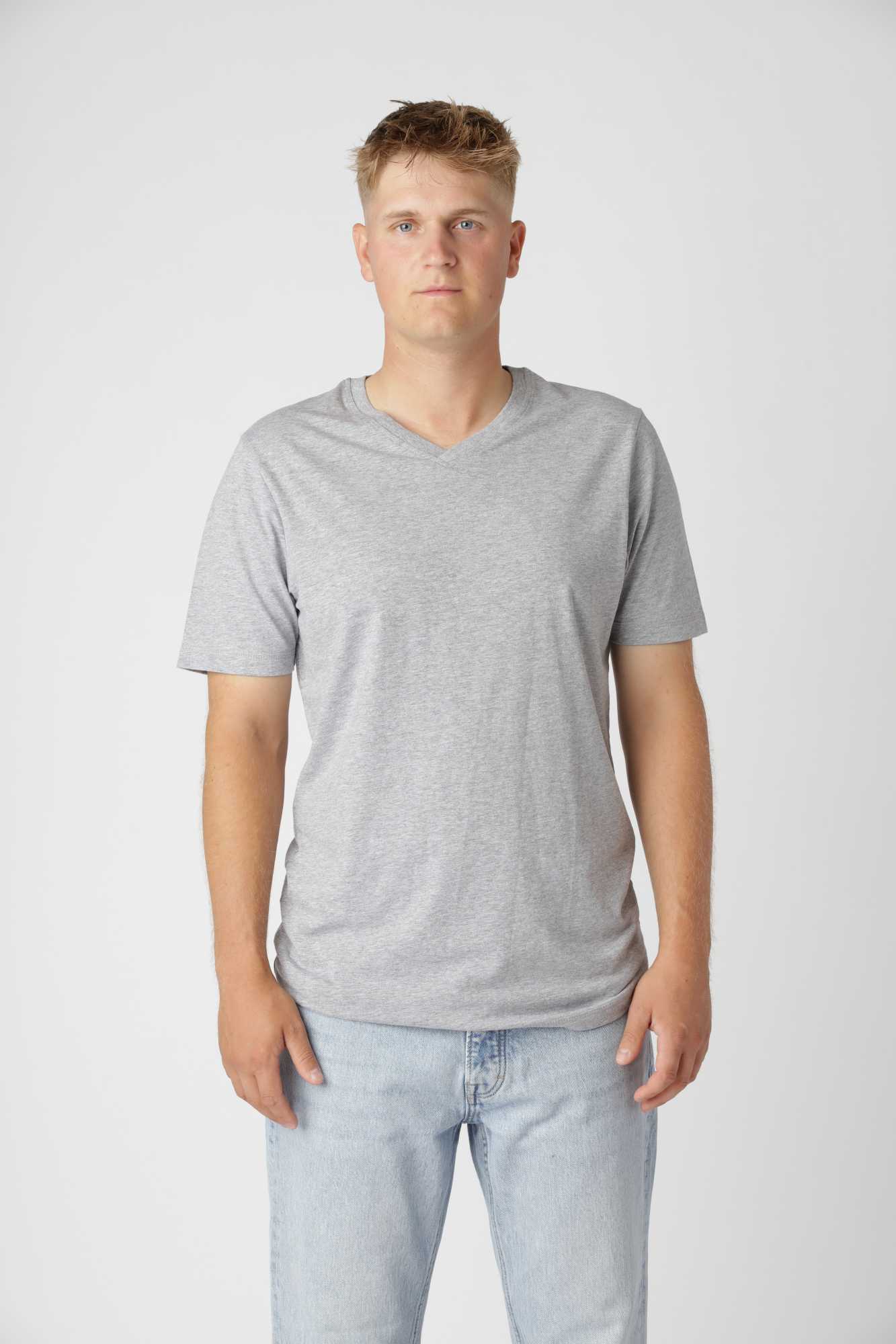 Classic t-shirt v-hals i farven oxford grey i blød økologisk bomuld, perfekt til lag-på-lag