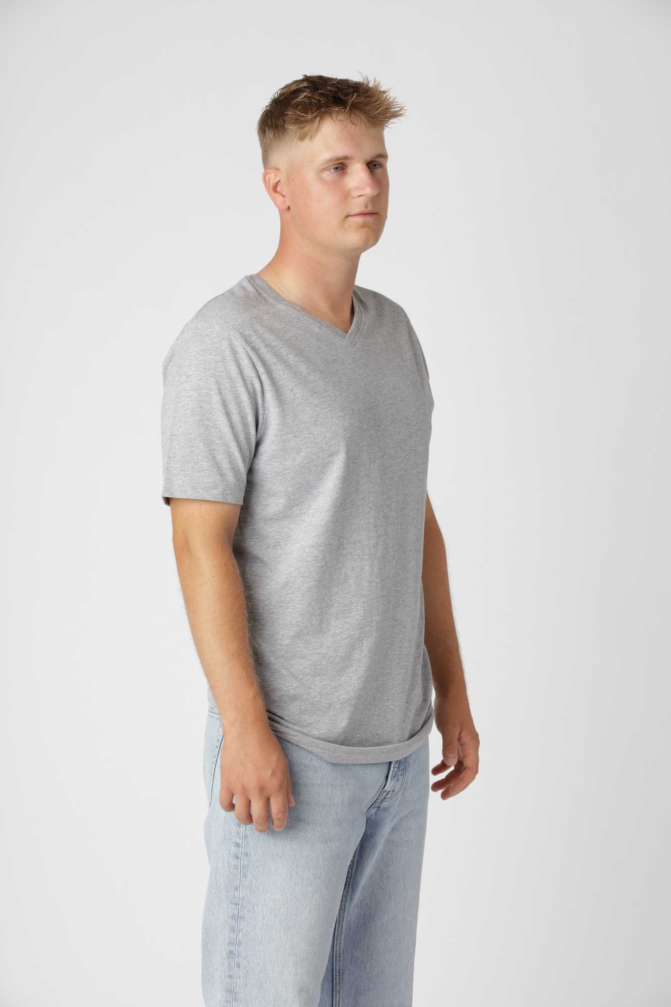 Klassisk pasform på classic t-shirt v-hals i farven oxford grey med elegant V-udskæring