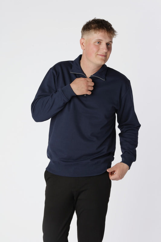 Essential Half Zip sweatshirt i Navy i økologisk bomuld og polyesterblanding for komfort og slidstyrke.
