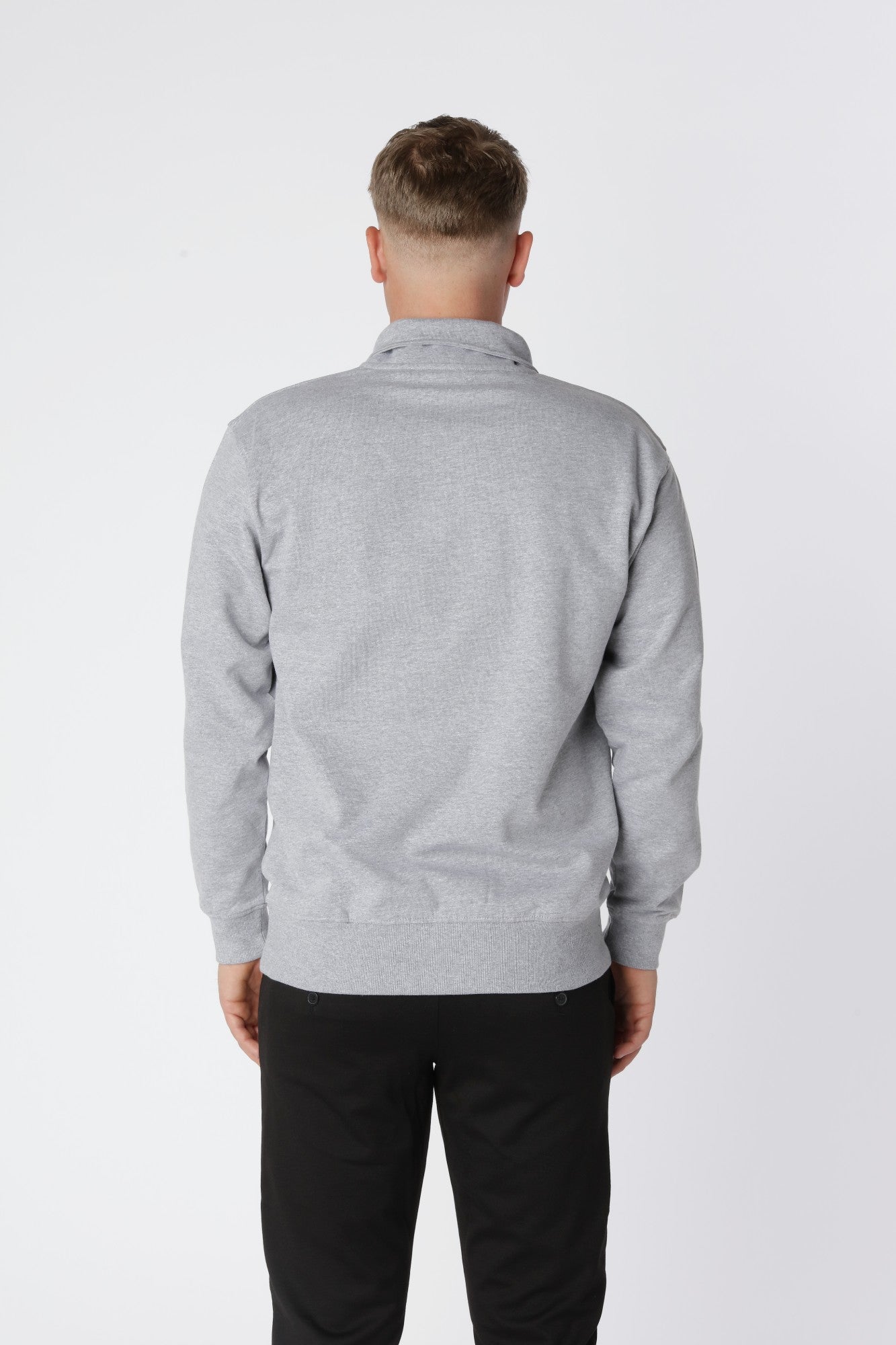 Moderne Essential Half Zip Sweatshirt i Oxford Grey med neutral farve, der passer til hele garderoben.