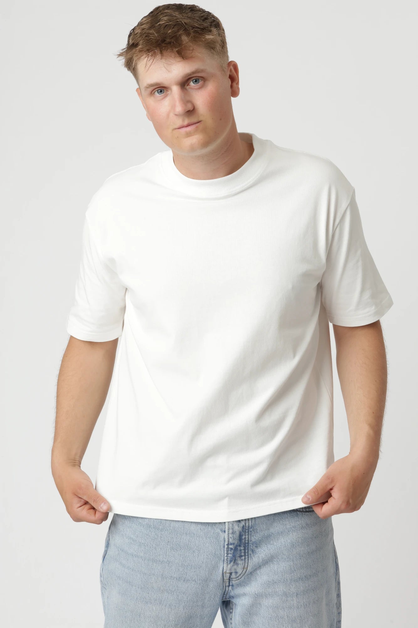 Premium boxfit t-shirt i farven hvid, moderne oversized design til hverdag