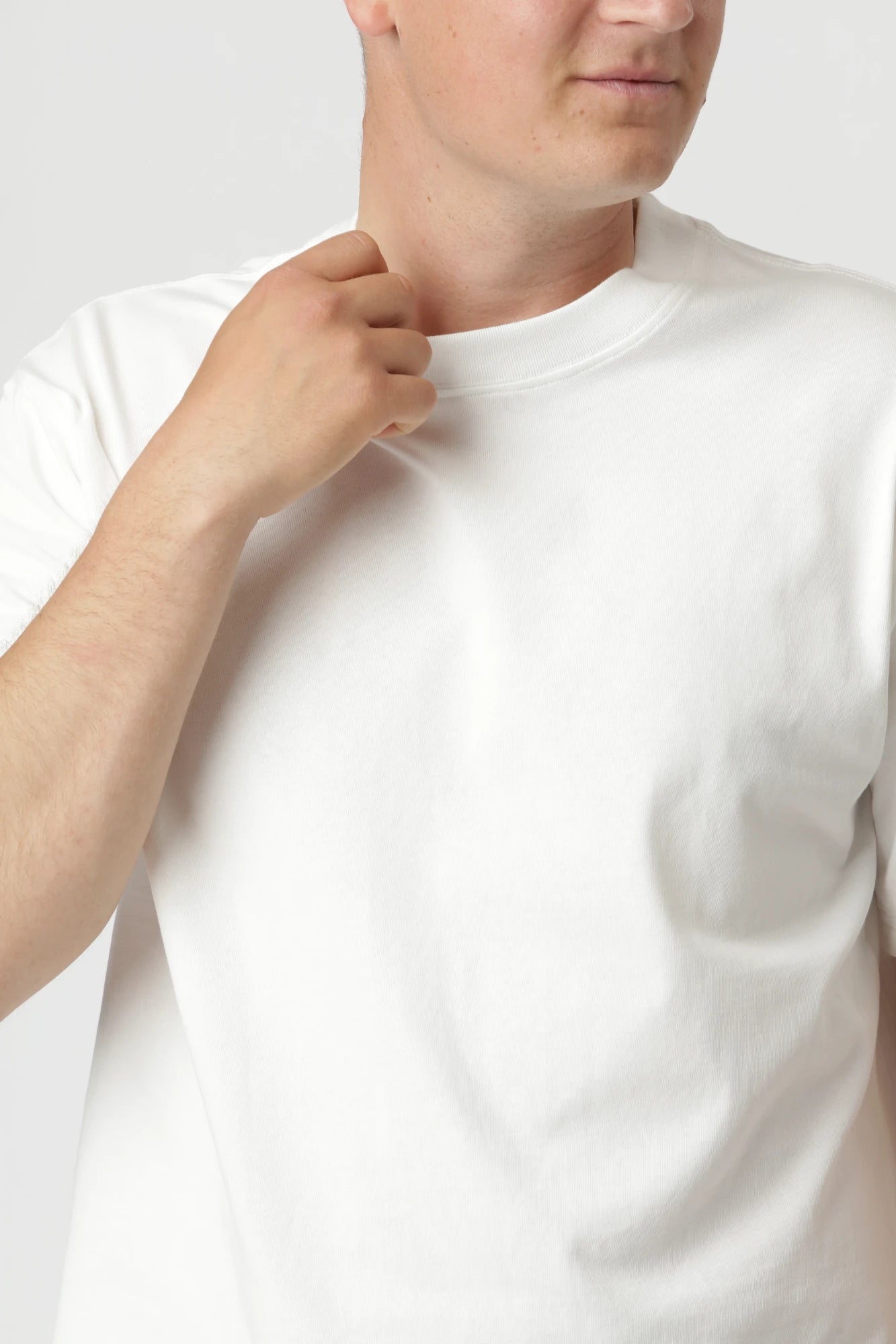 Premium boxfit t-shirt i farven hvid, perfekt som base i lagdelte outfits