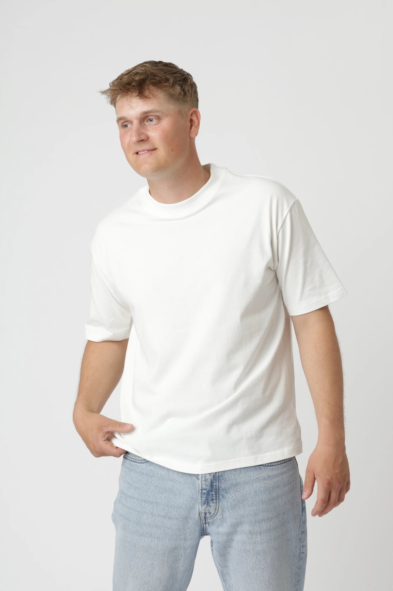 Minimalistisk Premium boxfit t-shirt i farven hvid med struktureret stof