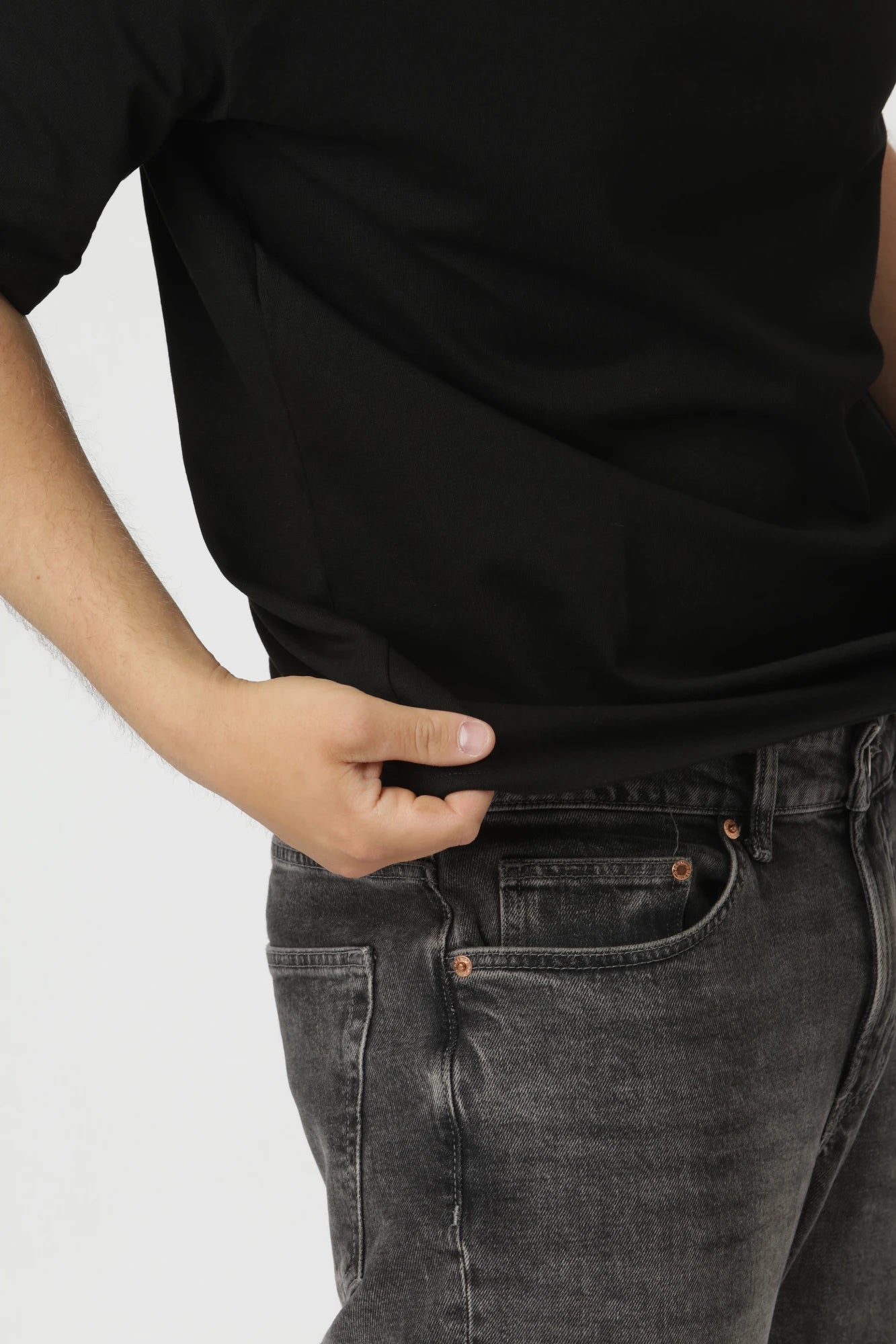 Holdbar Premium boxfit t-shirt i farven sort med tidløst, afslappet snit