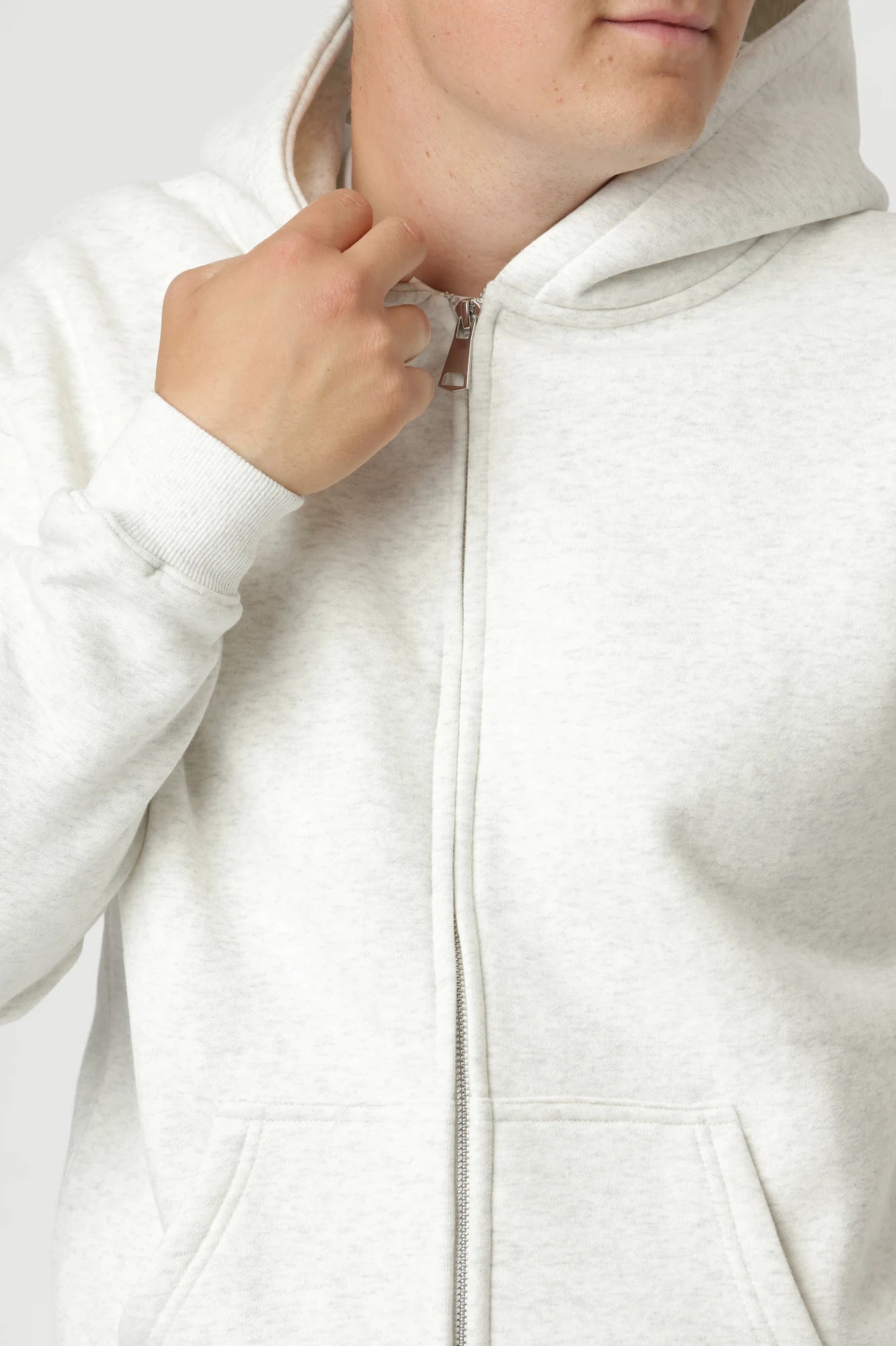 Premium zip-up i farven grå med minimalistisk design og tidløs, afslappet silhuet