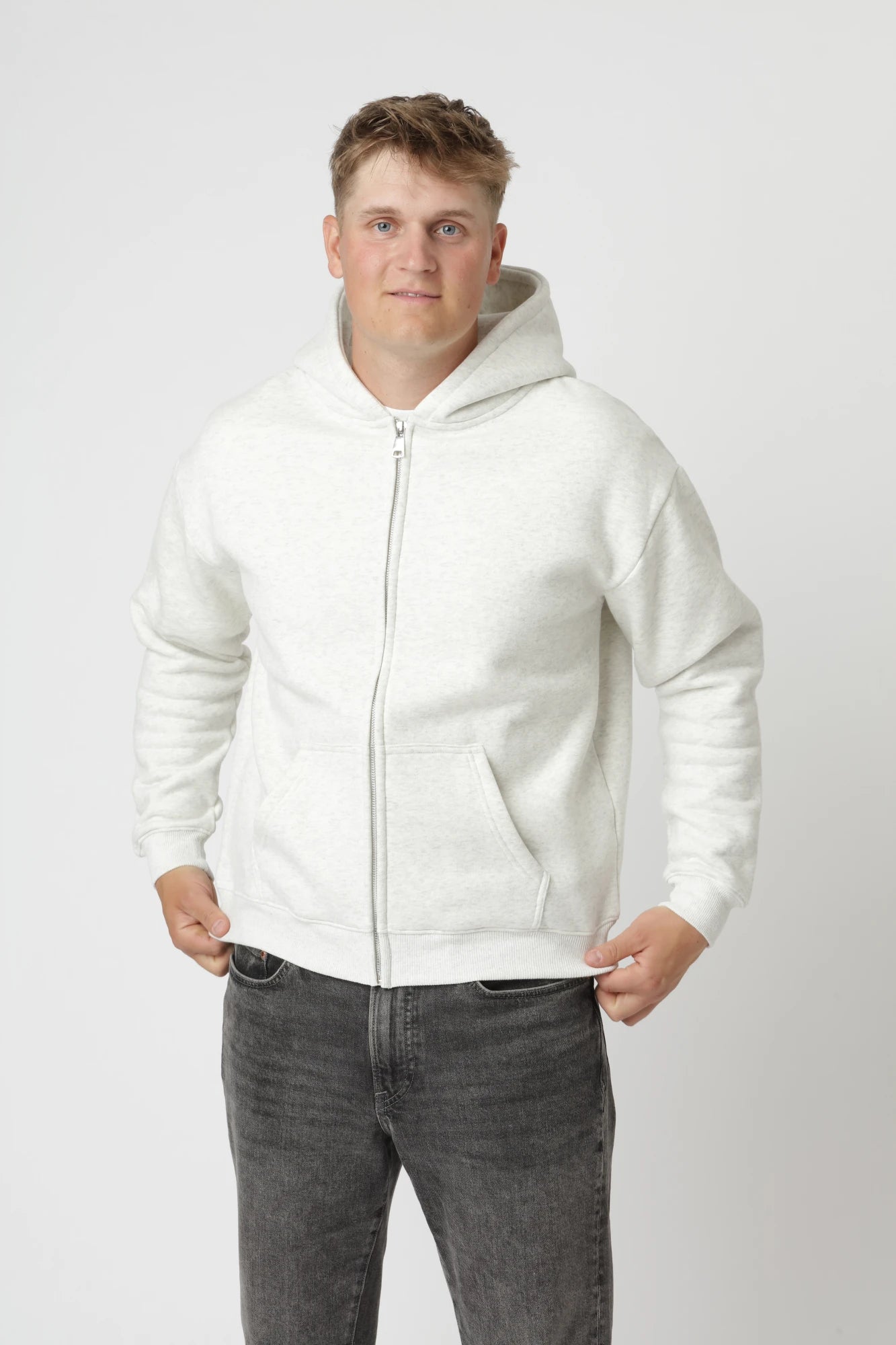 Premium zip-up i farven grå med meleret tone og regular fit pasform til hverdagsbrug