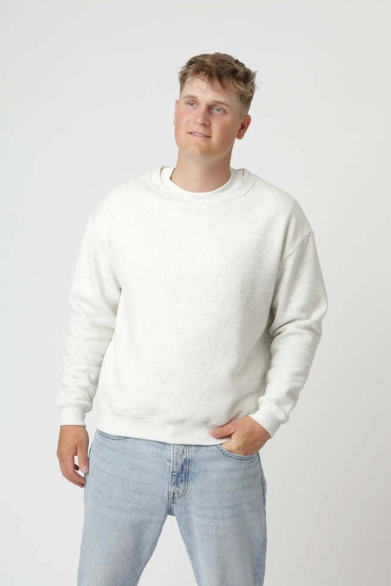 Premium sweatshirt i farven Grå med dyb rund hals og afslappet, tidløs pasform