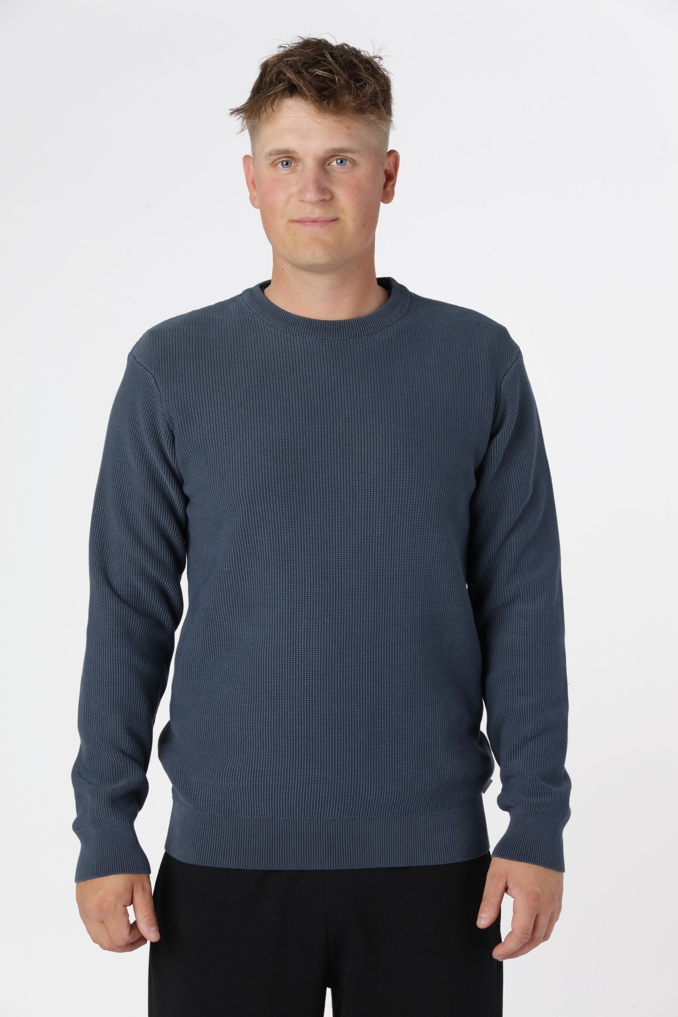 Striktrøje Fulham i farven Sky Captain med markant mønster og rund halsudskæring.