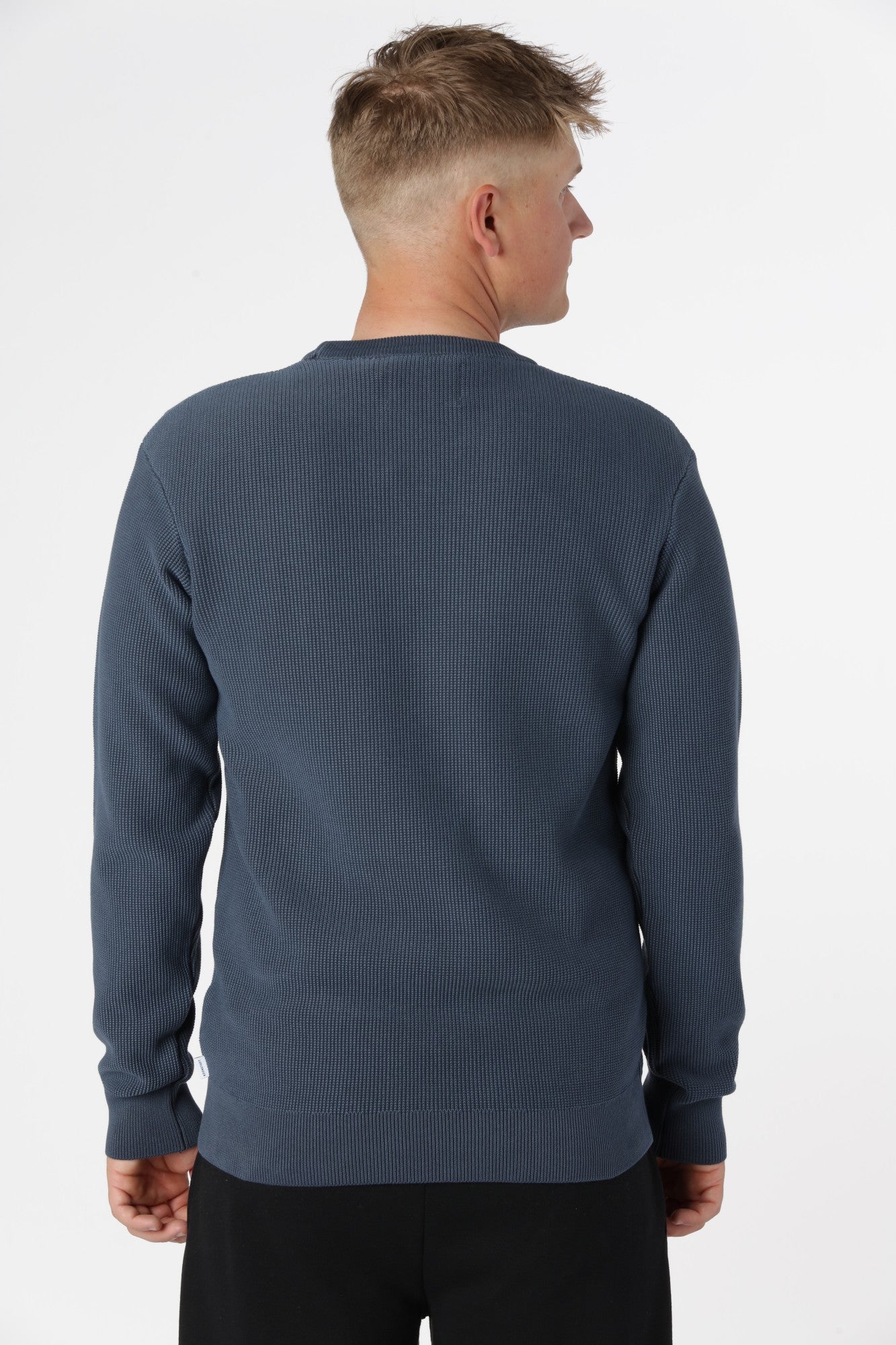 Striktrøje Fulham i farven Sky Captain i mørkeblå, nem at style med jeans eller chinos.