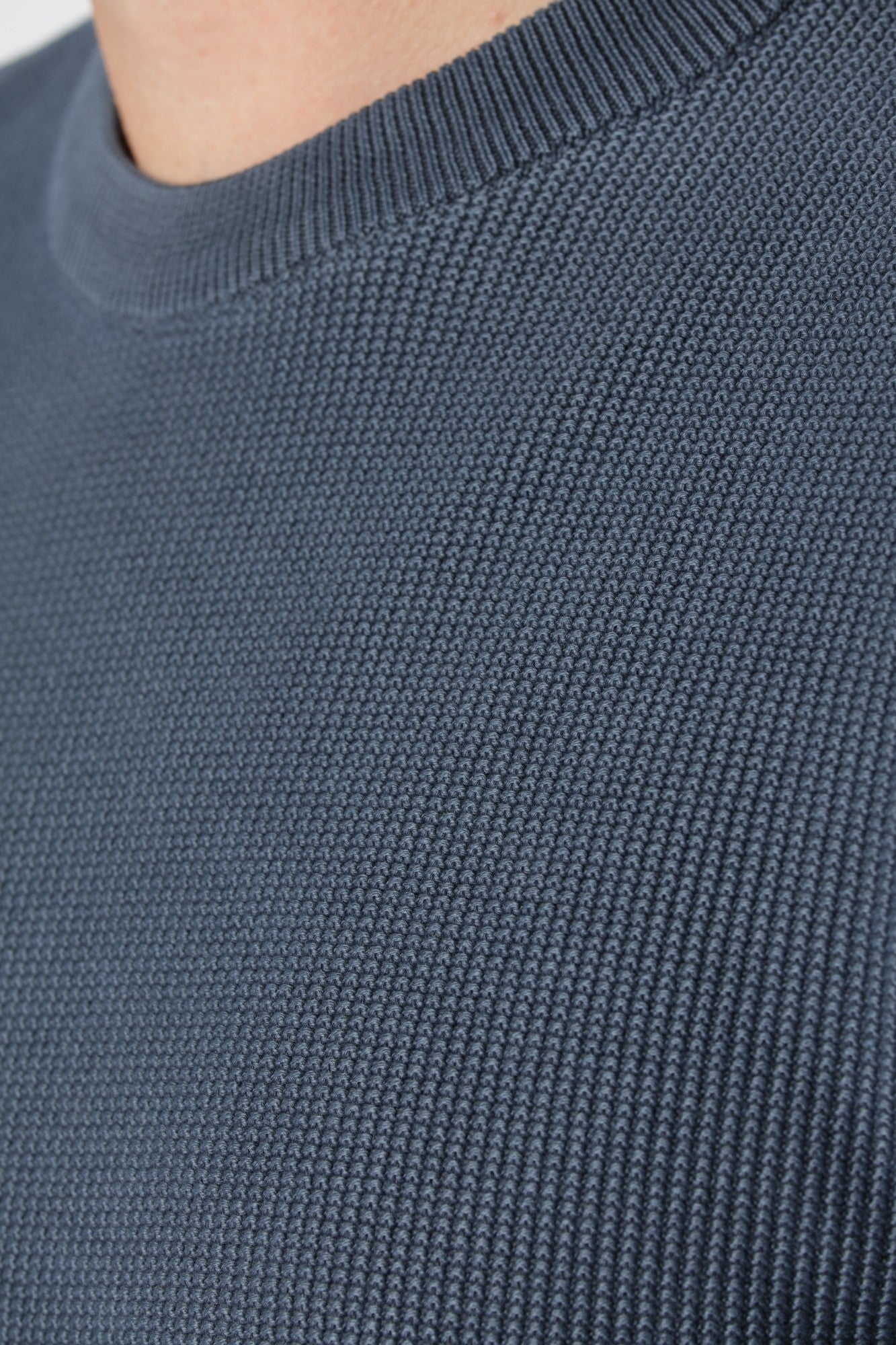 Striktrøje Fulham i farven Sky Captain med struktureret design til afslappet og velklædt look.