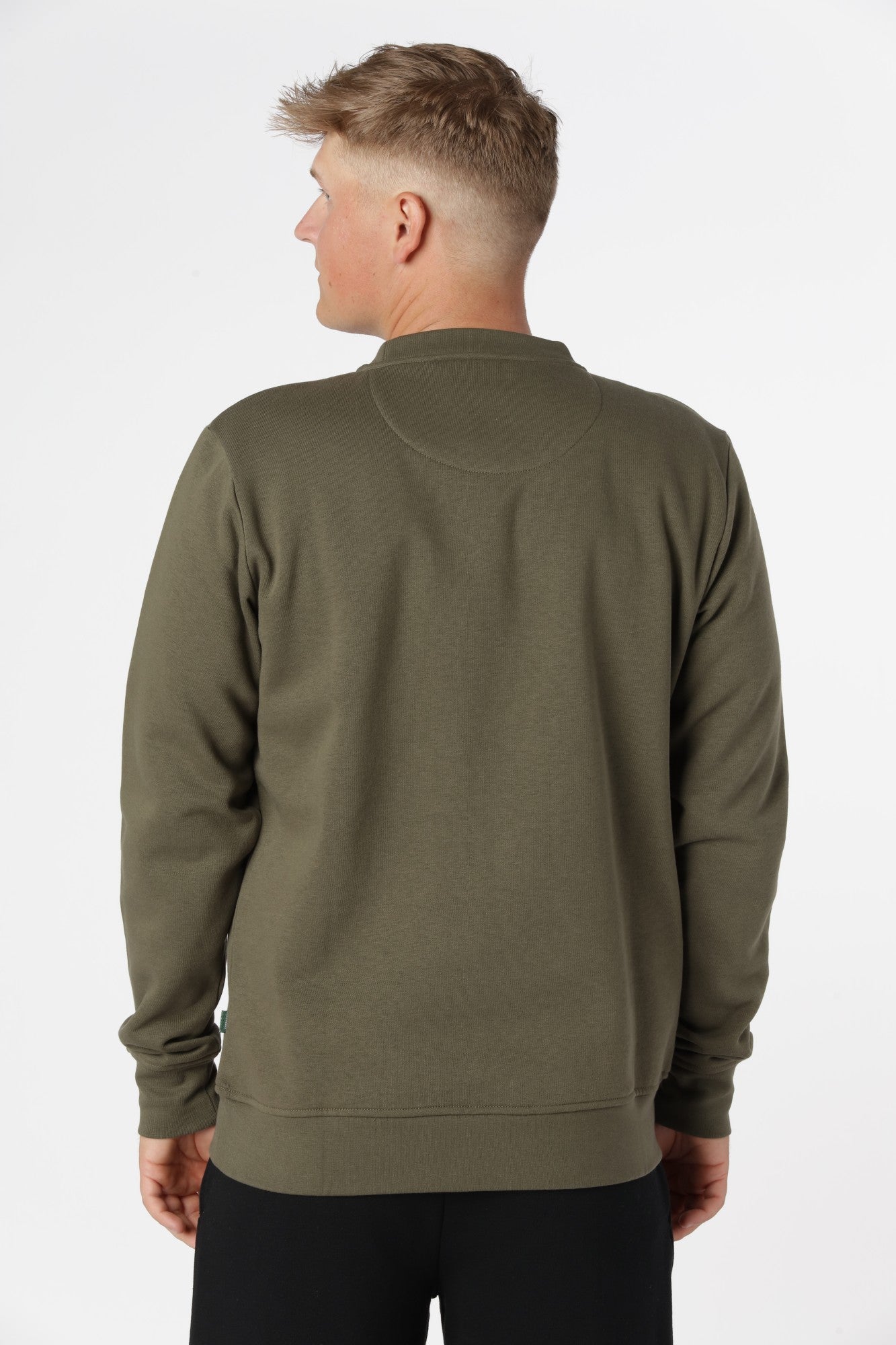 Kronstadt sweatshirt i Army med børstet inderside, der giver en lun og behagelig fornemmelse dagen igennem.