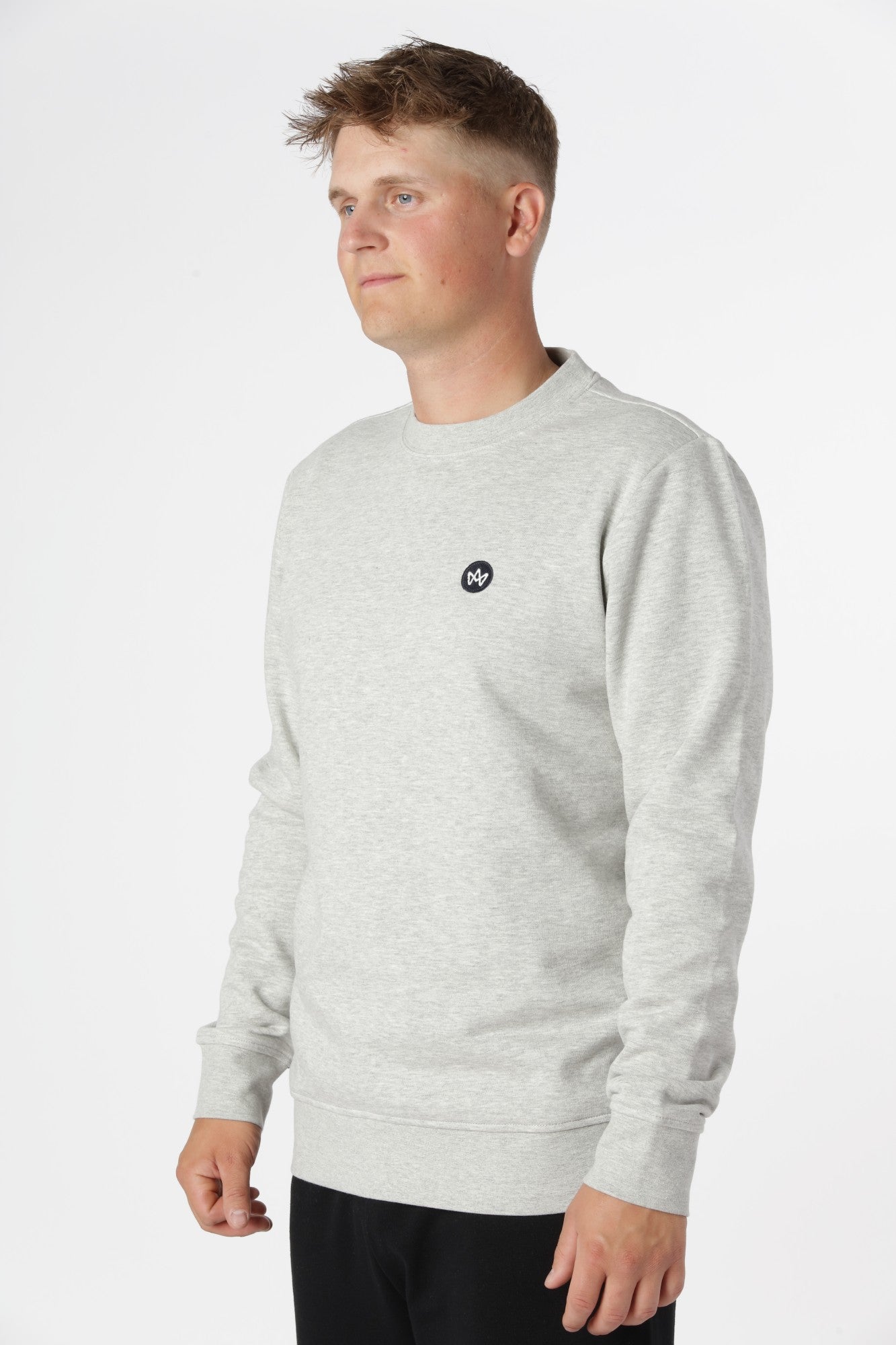 Kronstadt sweatshirt i Lt Grey Mix i økologisk bomuld og genanvendt polyester med slidstærk, blød kvalitet.