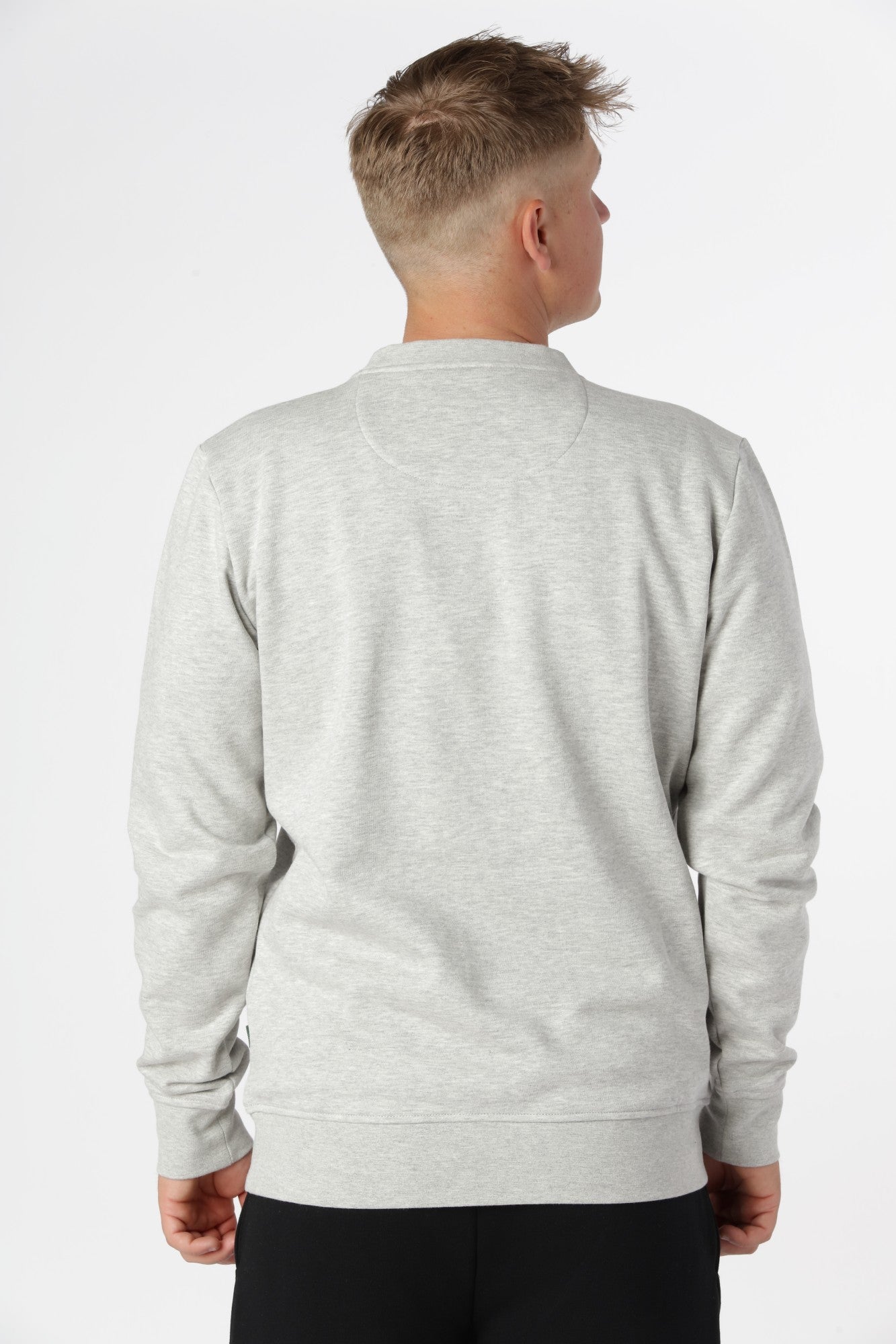 Kronstadt sweatshirt i Lt Grey Mix med børstet inderside, der giver en lun og behagelig komfort hele dagen.