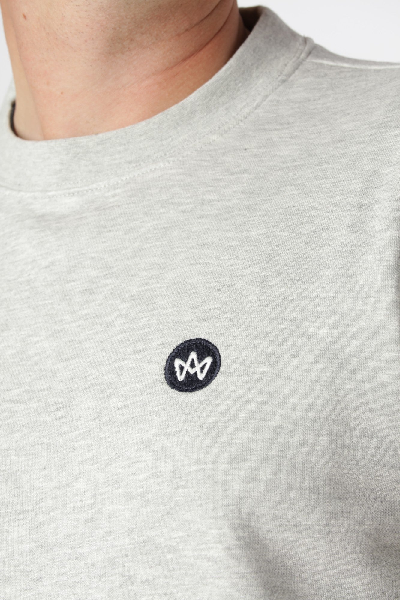 Kronstadt sweatshirt i Lt Grey Mix med lille farverigt broderi på brystet som diskret, stilren detalje.