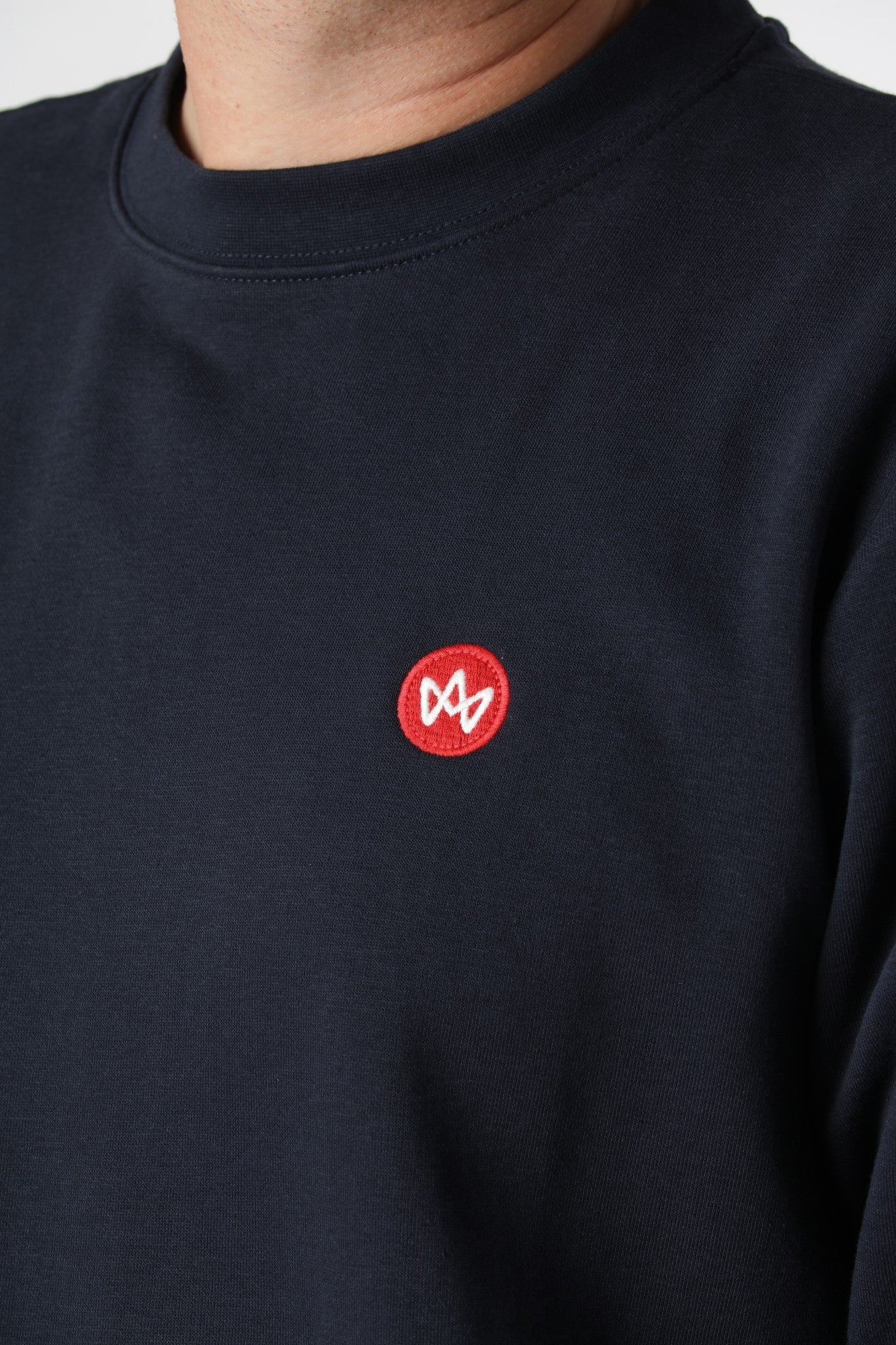 Kronstadt sweatshirt i Sky Captain med lille farverigt broderi på brystet som subtil kontrast til den mørke tone.