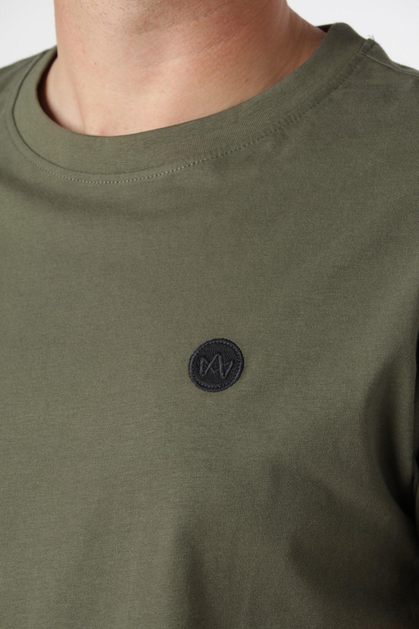 Timmi t-shirt i farven army i slidstærkt økologisk bomuld, perfekt til jeans og chinos.