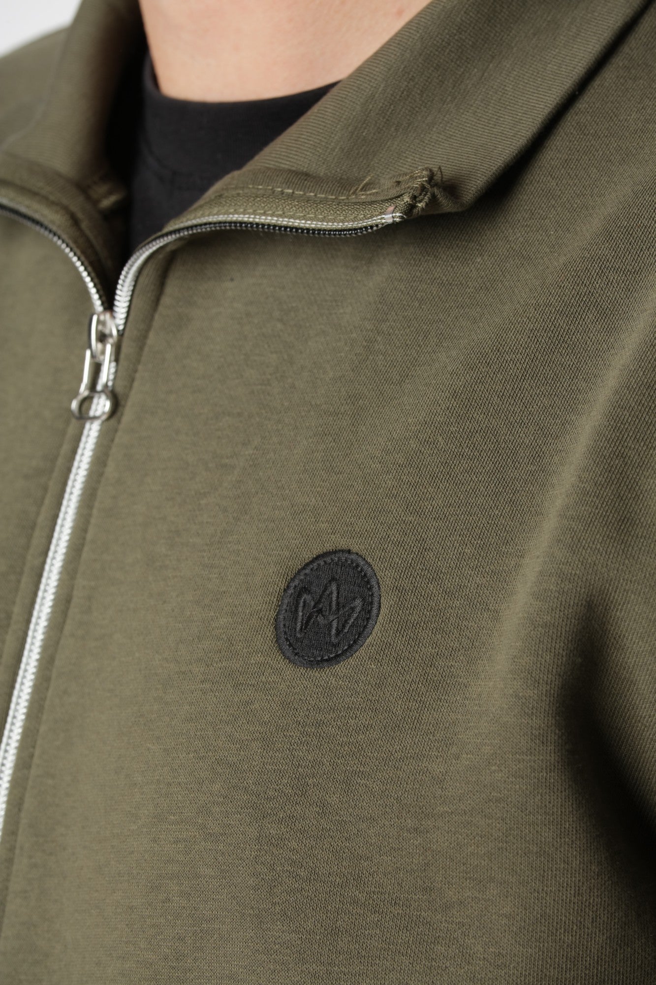 Minimalistisk Kronstadt Zip-up i farven Army med løs, men velsiddende pasform til hverdagsbrug