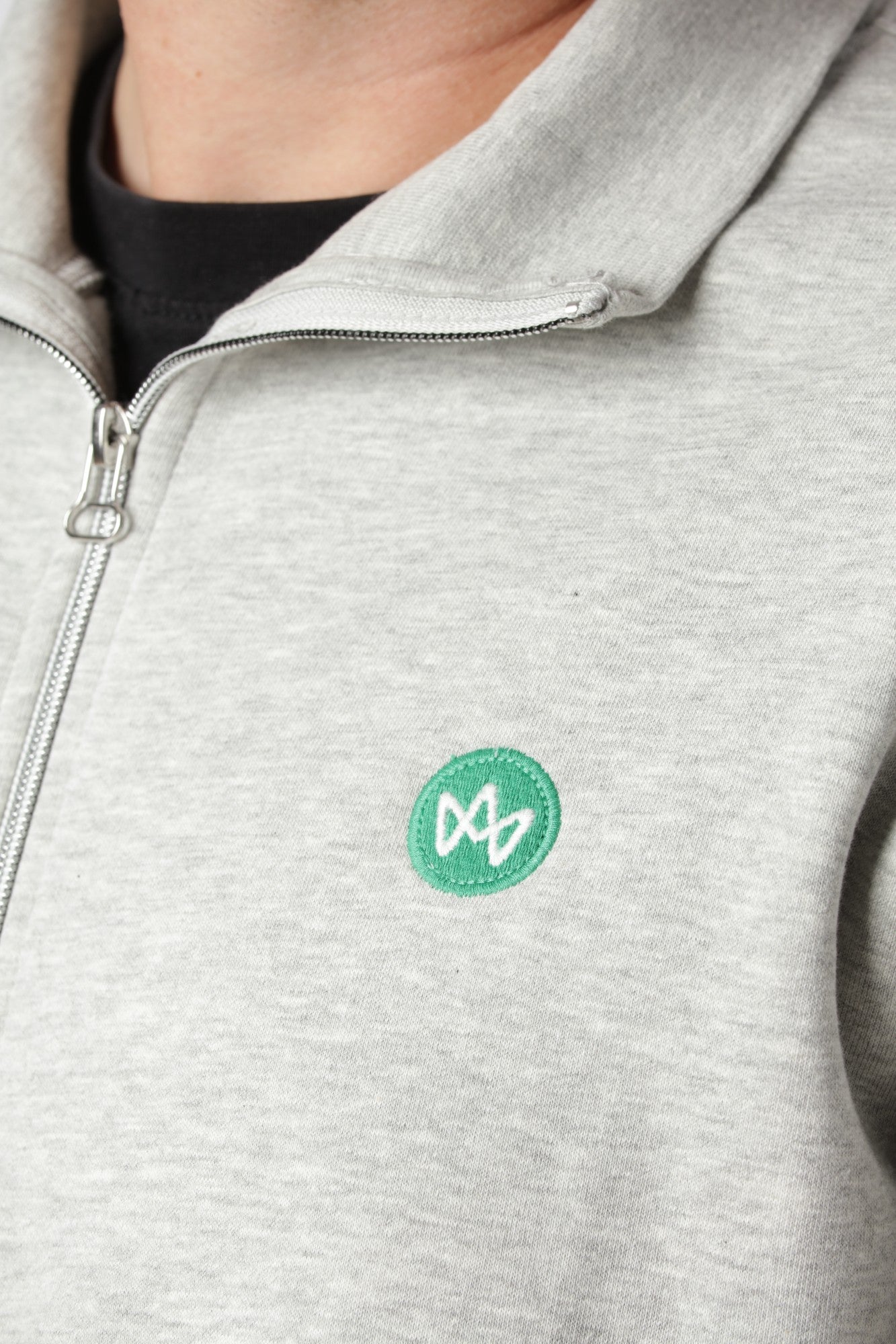 Minimalistisk Kronstadt Zip-up i farven Lt Grey Mix med klassisk krave og skandinavisk udtryk