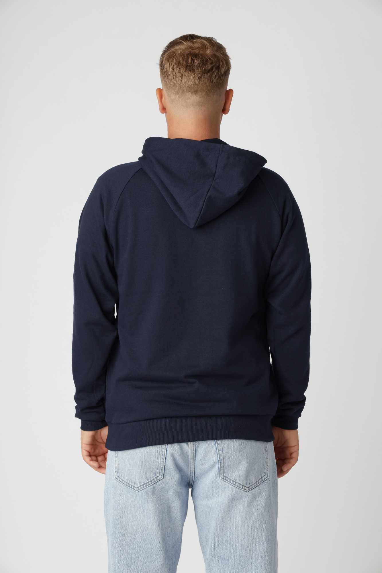 Basic hoodie i farven navy i blød bomulds-polyester blanding med minimalistisk design.