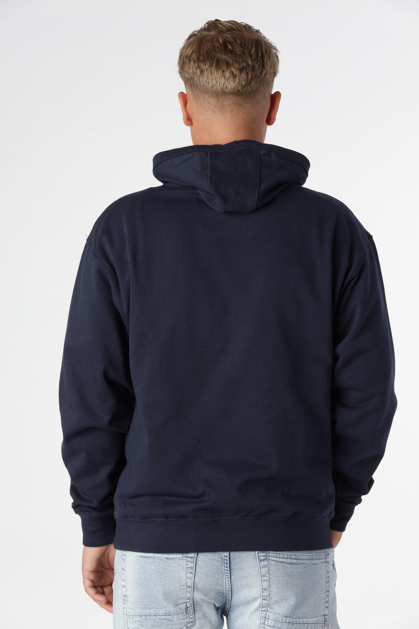 Minimalistisk Classic hoodie i farven navy uden snøre og med tidløst look