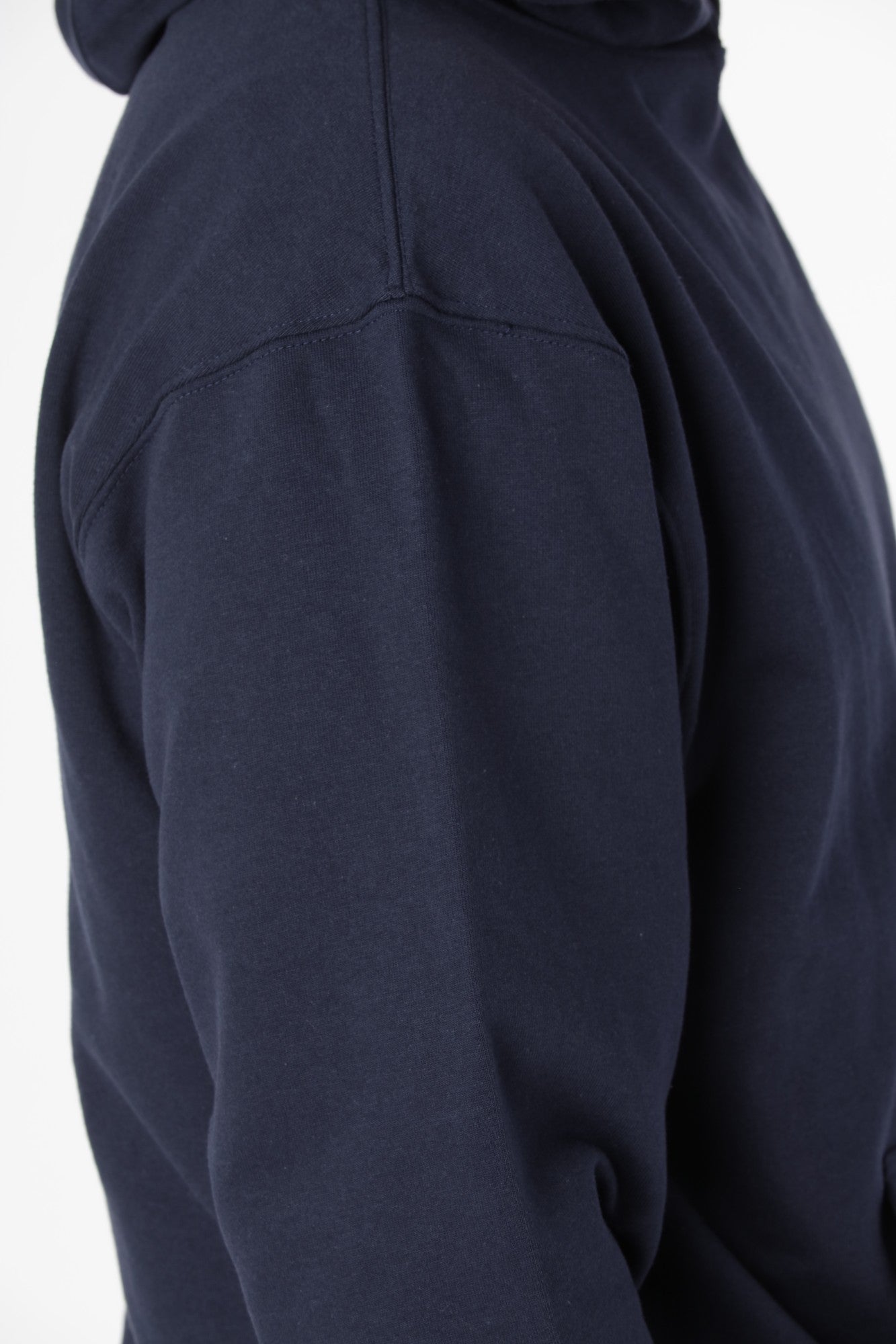Classic hoodie i farven navy i bomuld-polyester, varm og slidstærk til hverdag