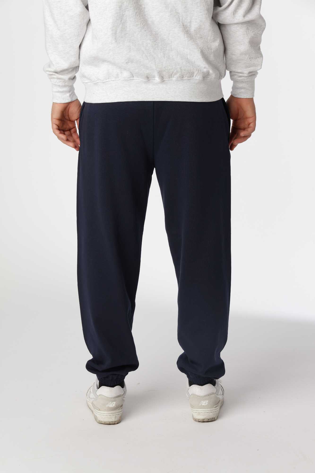 Klassiske regular sweatpants i farven navy med praktiske sidelommer til hverdagsbrug.