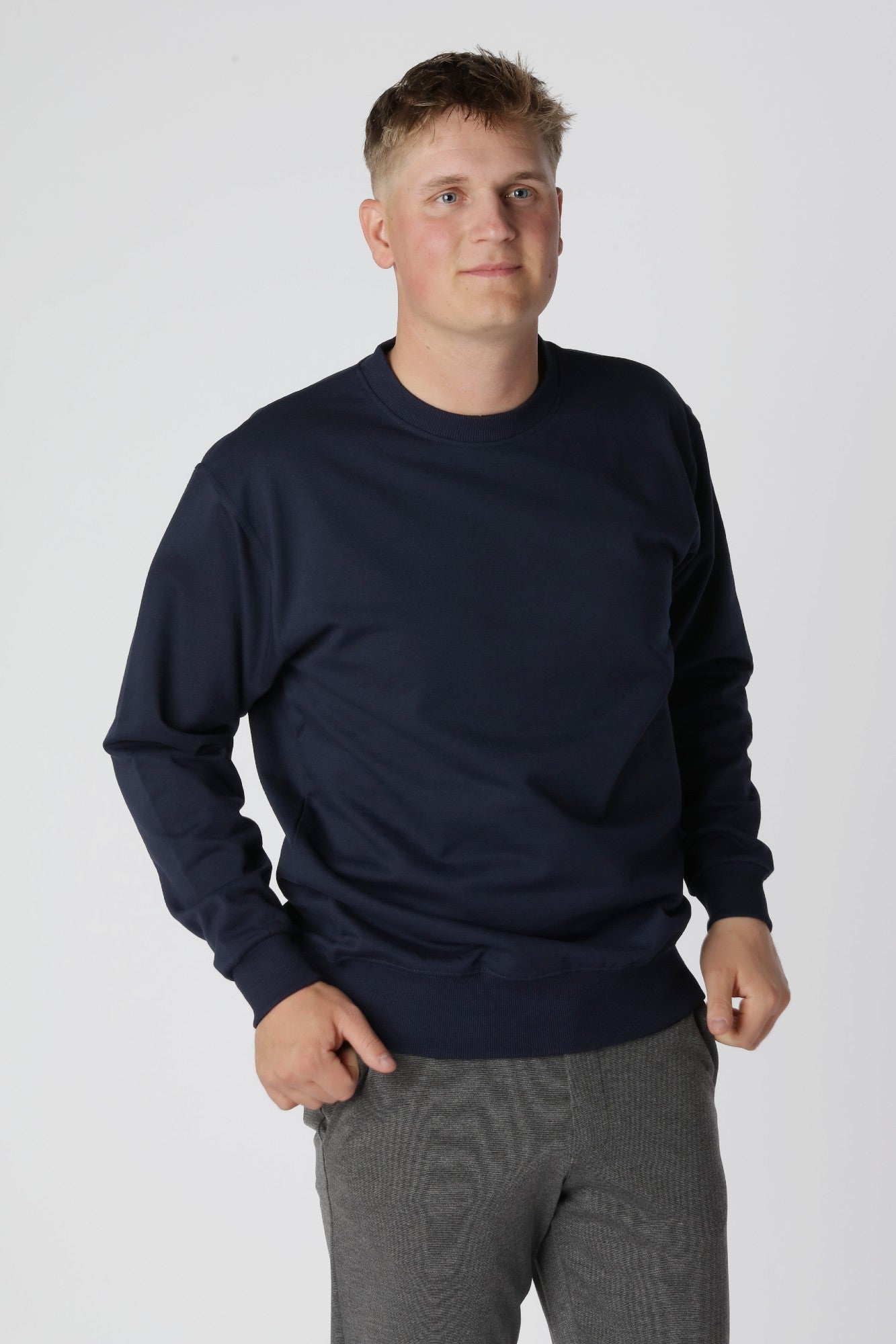 Essential sweatshirt i farven Navy med klassisk crewneck og regulær pasform til alle anledninger