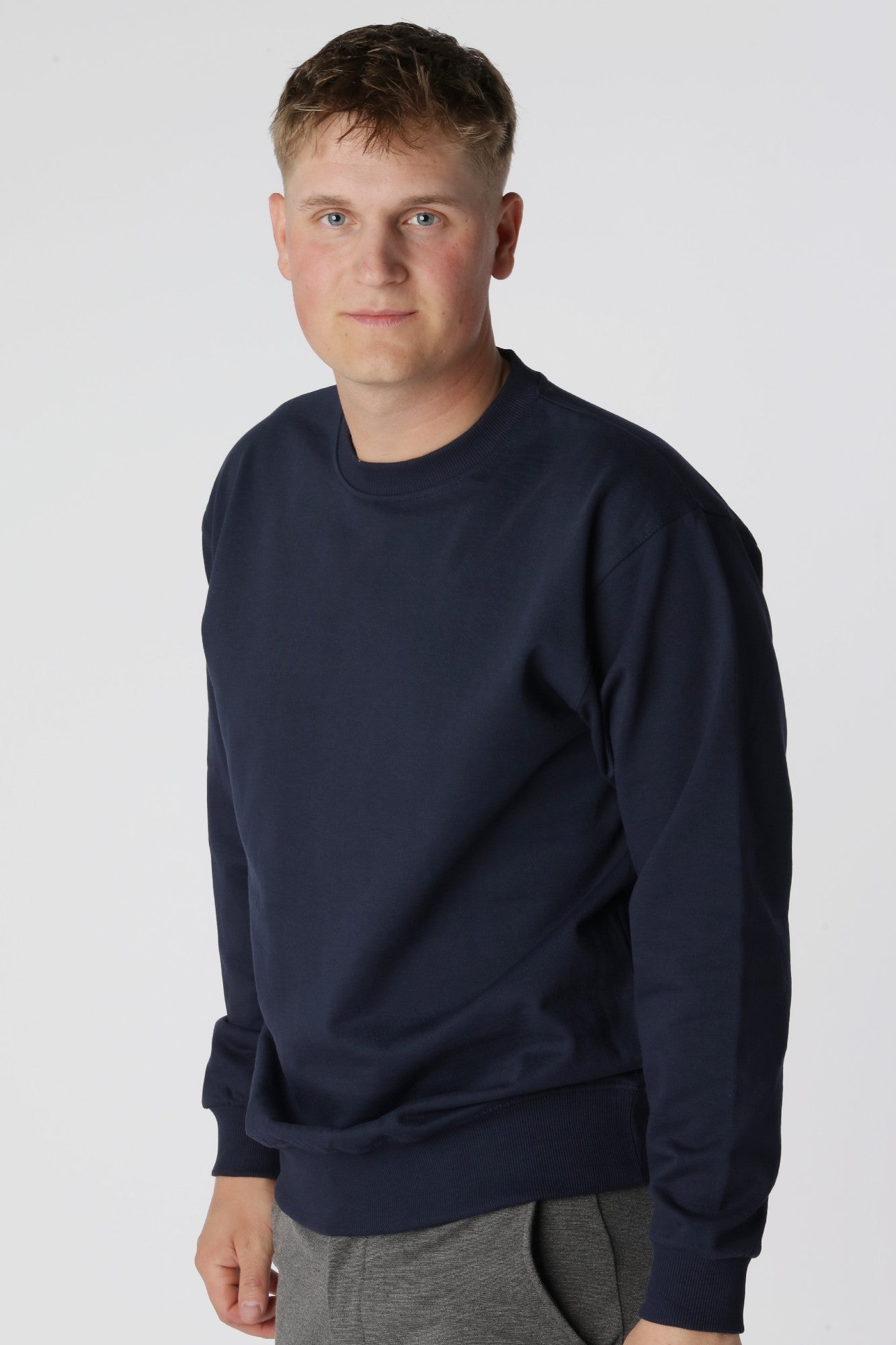 Alsidig Essential sweatshirt i farven Navy, let at style med jeans, chinos eller shorts