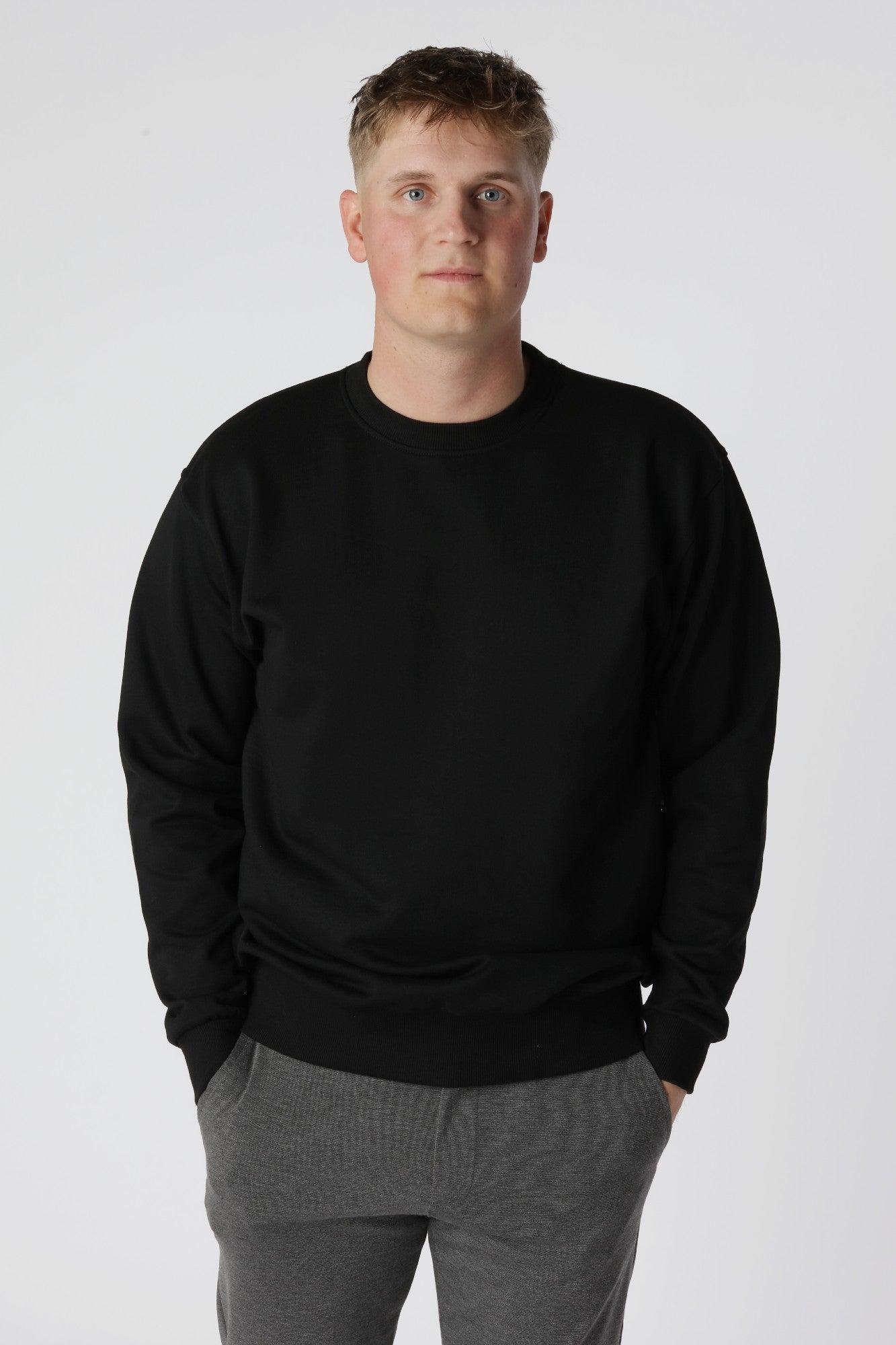 Minimalistisk Essential sweatshirt i farven Sort med robust kvalitet og enkel stil