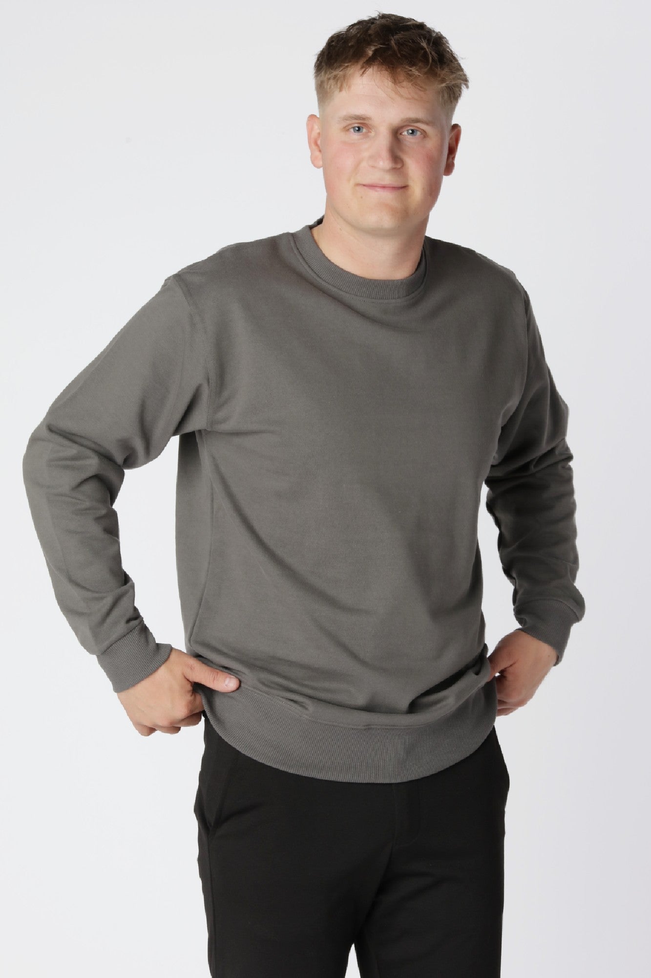 Essential sweatshirt i farven Steel Grey i økologisk bomuld med regulær pasform og klassisk rund hals