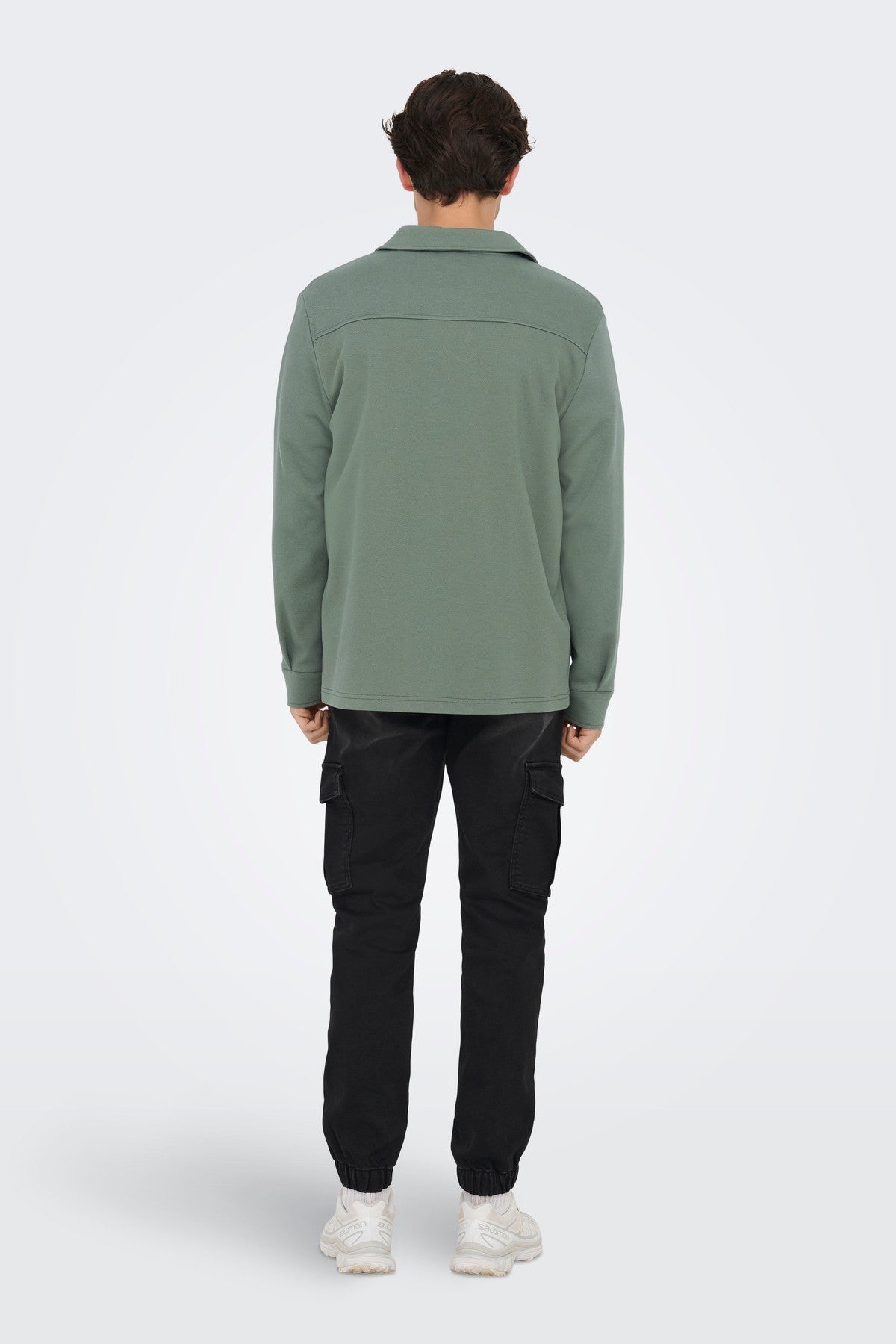 Komfortabel Overshirt ONSNEWKODYL i farven Caster Gray lavet af genanvendt polyester og viskose.