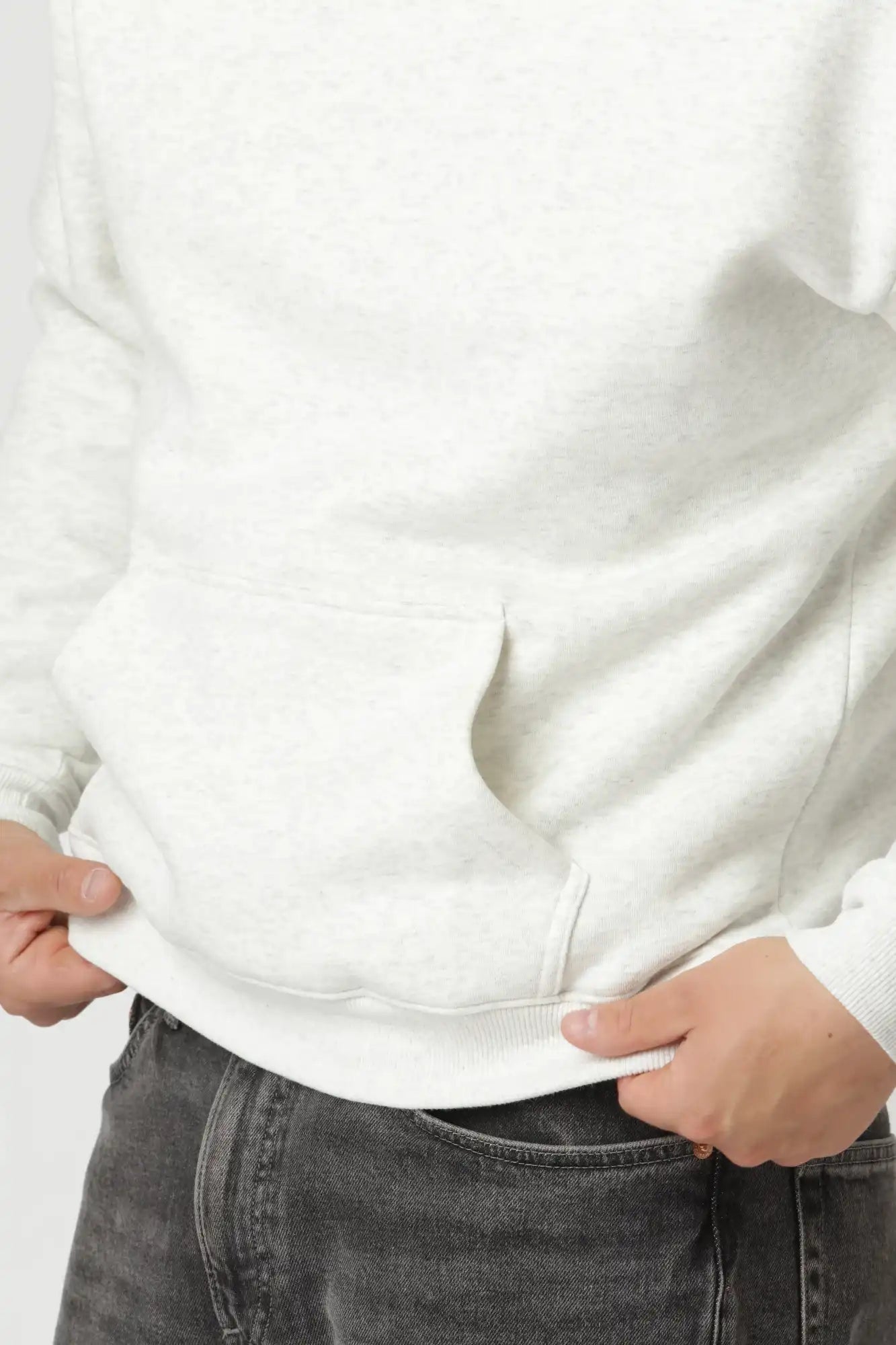 Premium hoodie i farven grå i blød bomuld-polyesterblanding, formstabil og slidstærk