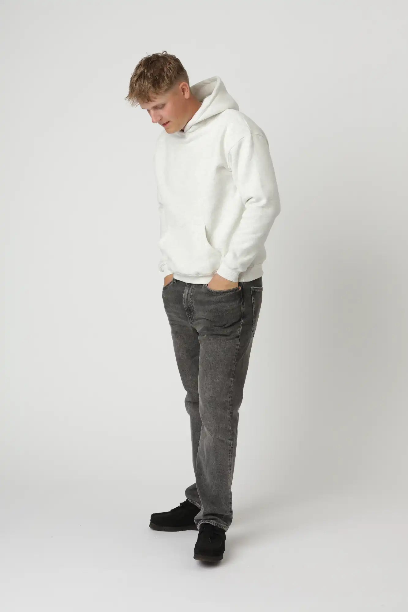 Minimalistisk Premium hoodie i farven grå uden snøre og med tidløst design