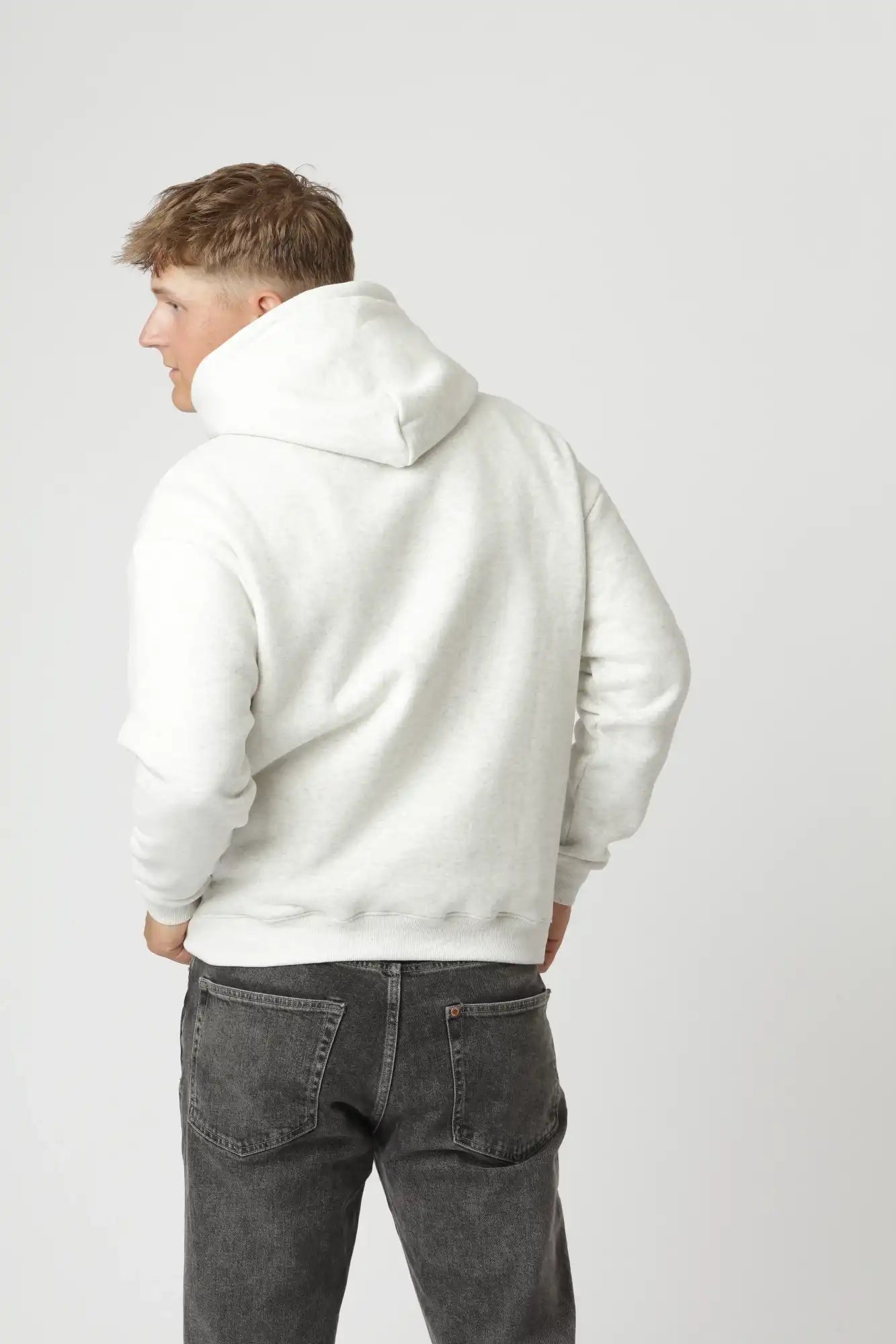 Premium hoodie i farven grå i regular fit, holdbar og behagelig til hverdagsbrug
