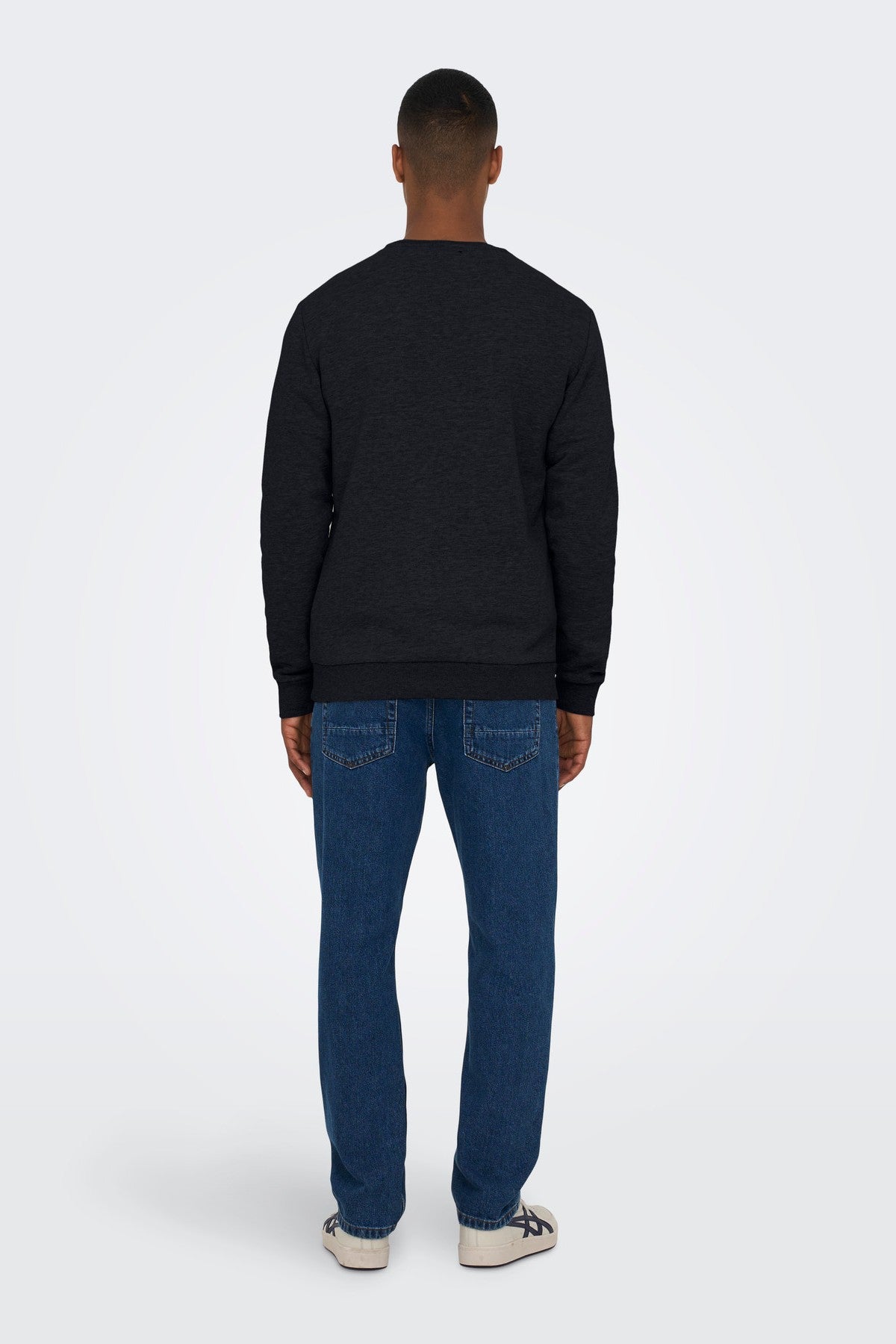 Komfortabel Onsceres crew neck sweatshirt i farven Dark Navy med ribkanter og fleksibel pasform.