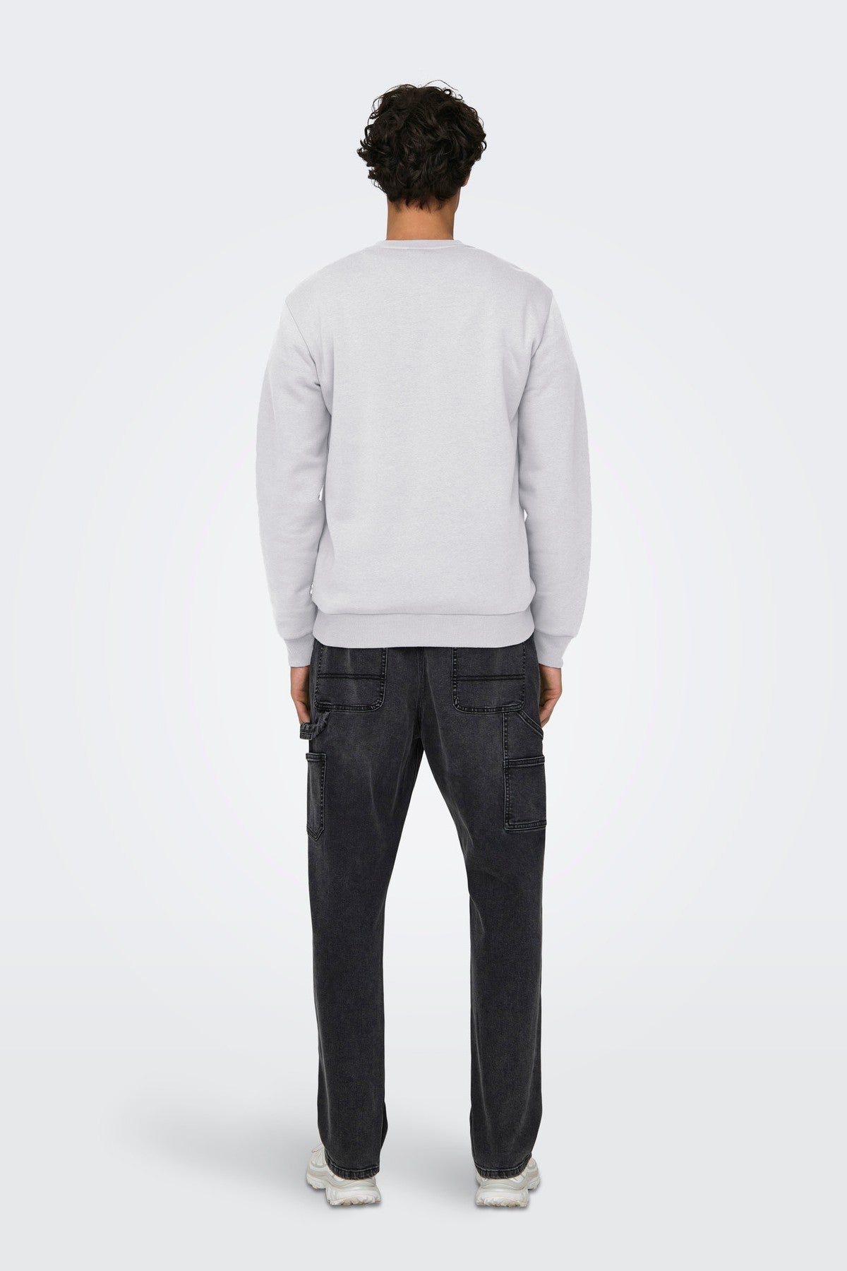 Blød Onsceres crew neck sweatshirt i farven Light Grey med børstet inderside og tidløst design.