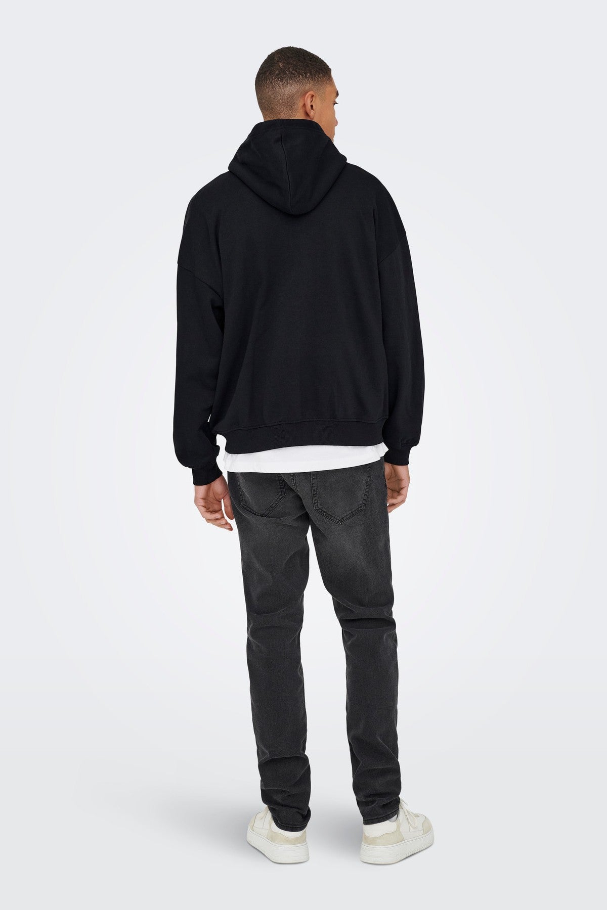 Turner Zip-up hoodie i farven sort, nem at style med jeans, chinos eller træningstøj.