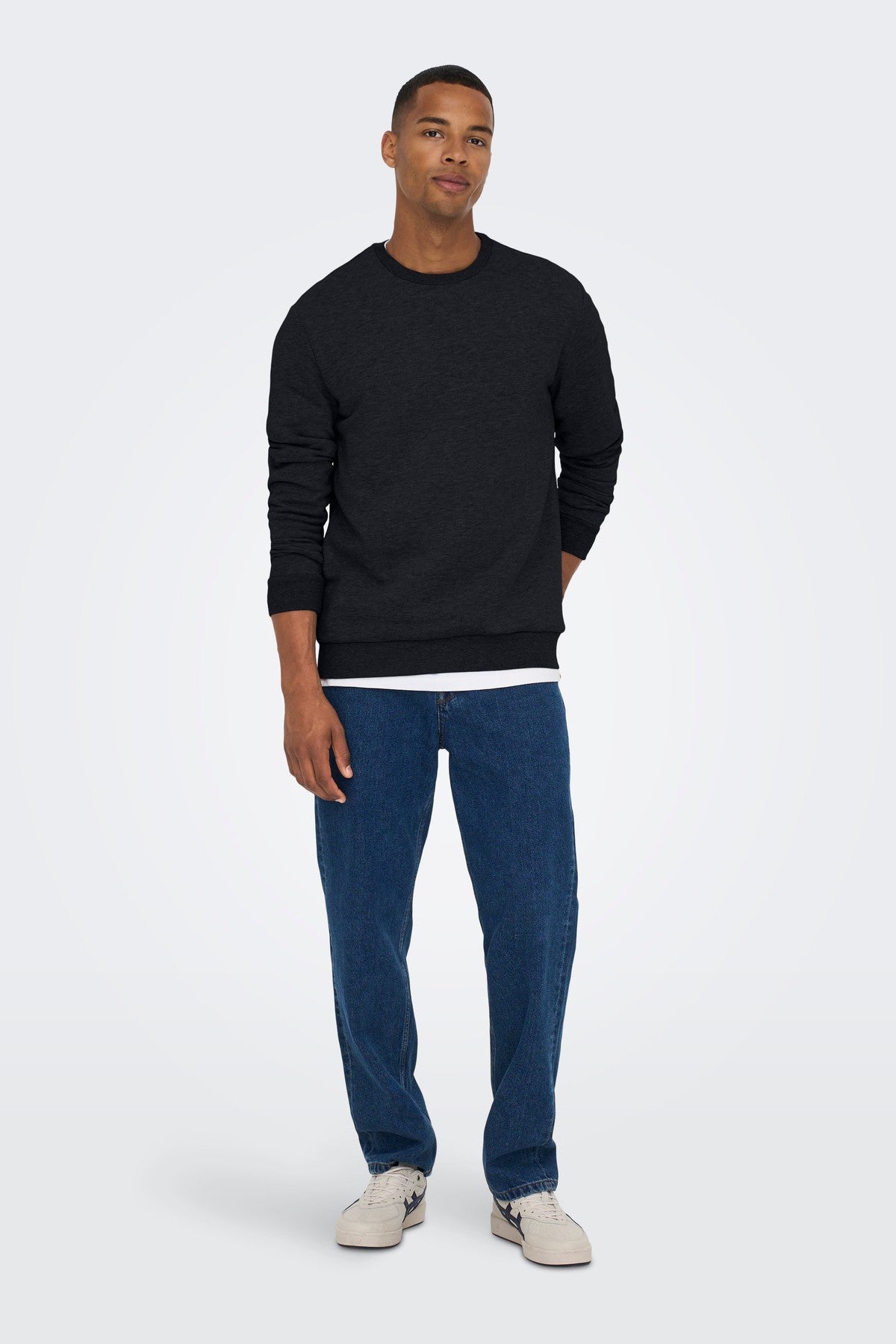Onsceres crew neck sweatshirt i farven Dark Navy fremstillet i slidstærk bomulds- og polyesterblanding.