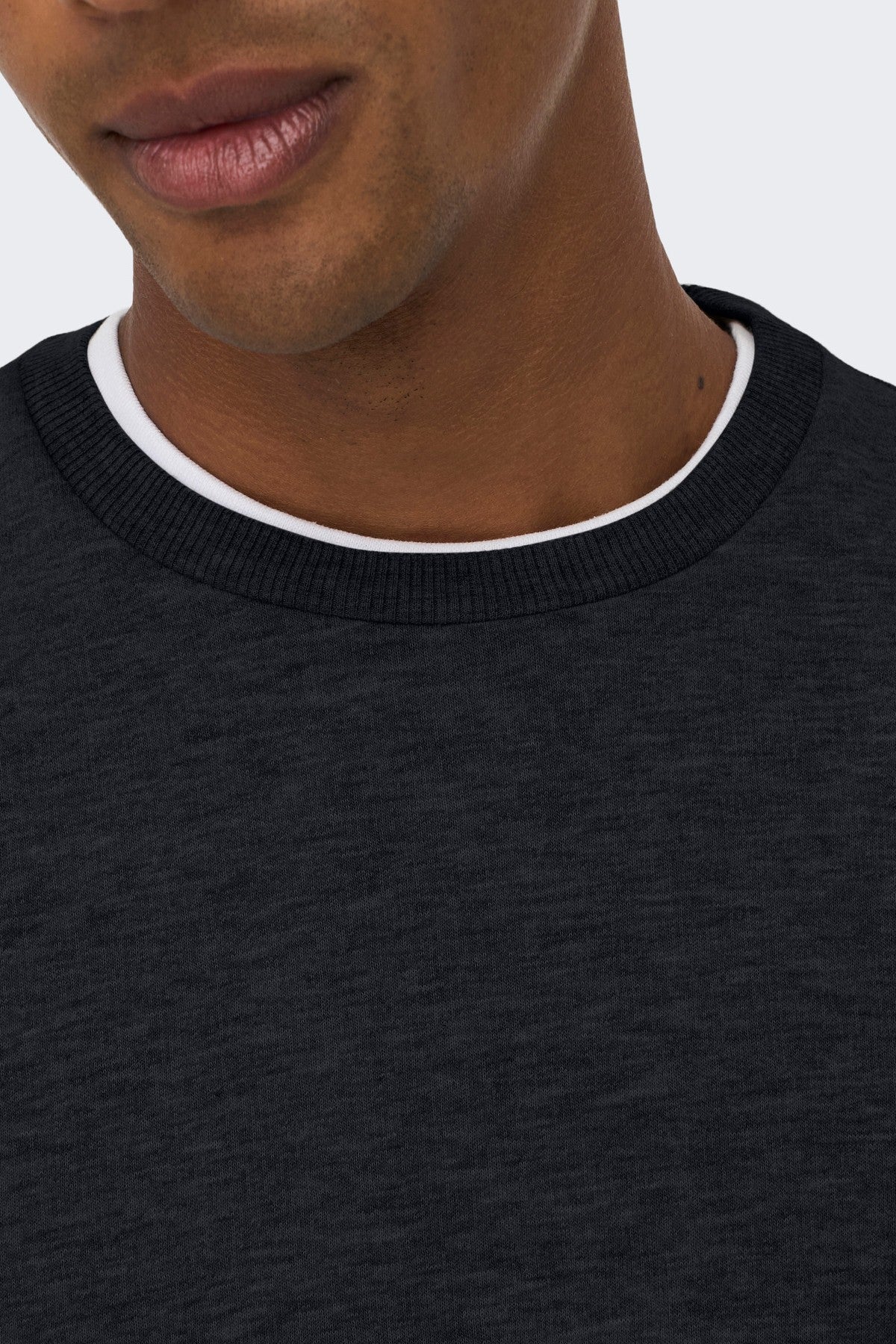 Blød Onsceres crew neck sweatshirt i farven Dark Navy med børstet inderside og tidløst design.