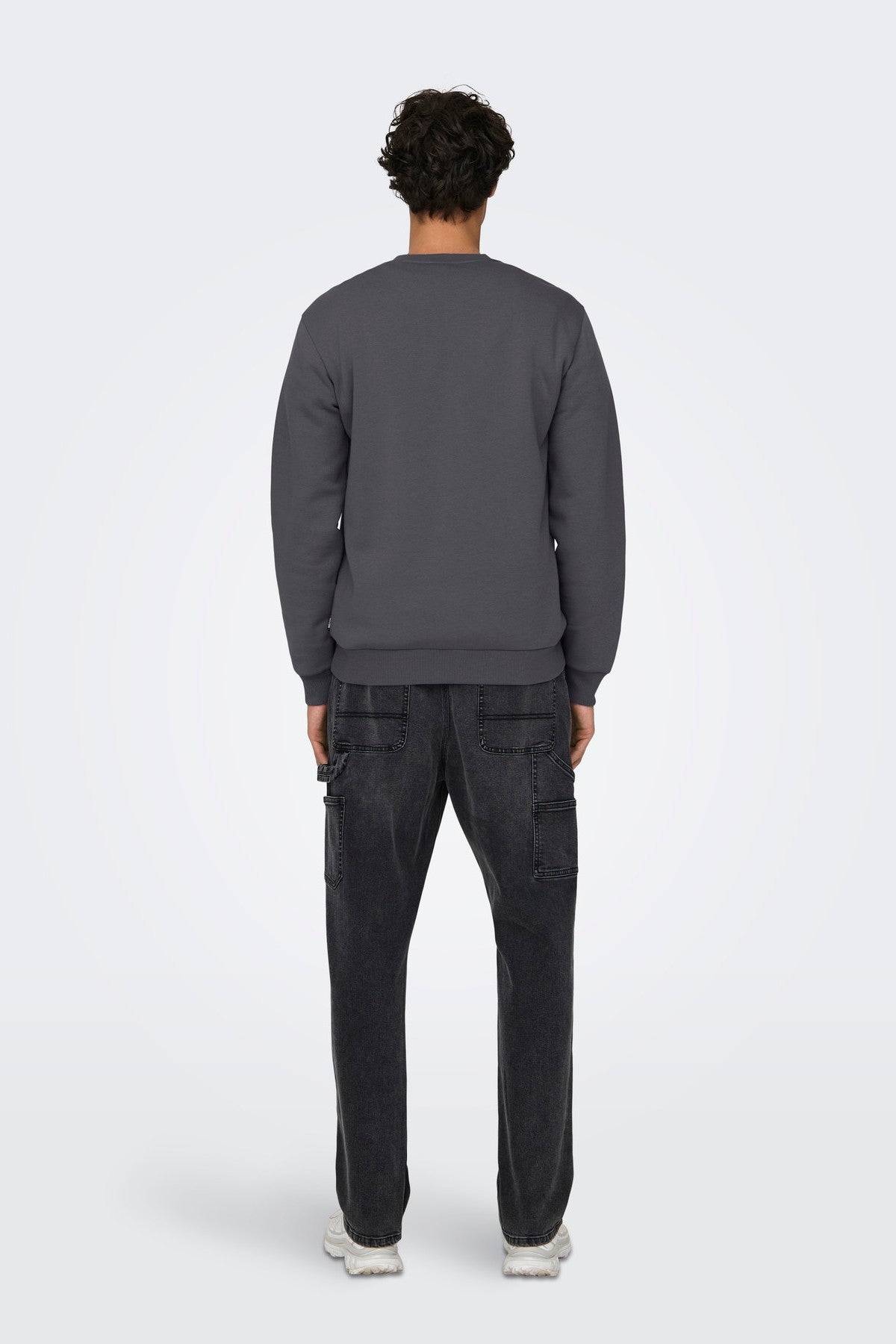 Onsceres crew neck sweatshirt i farven Grey Pinstripe med klassisk rund hals og behagelig pasform.
