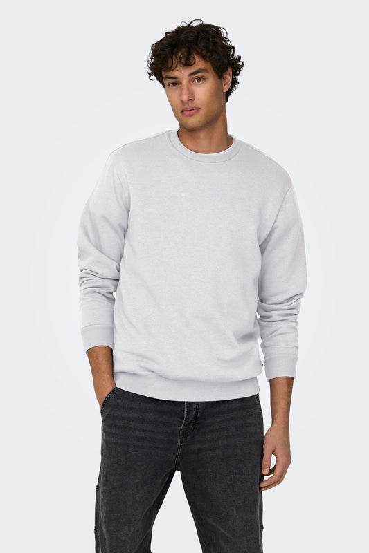 Onsceres crew neck sweatshirt i farven Light Grey med rund hals og klassisk regular fit pasform.