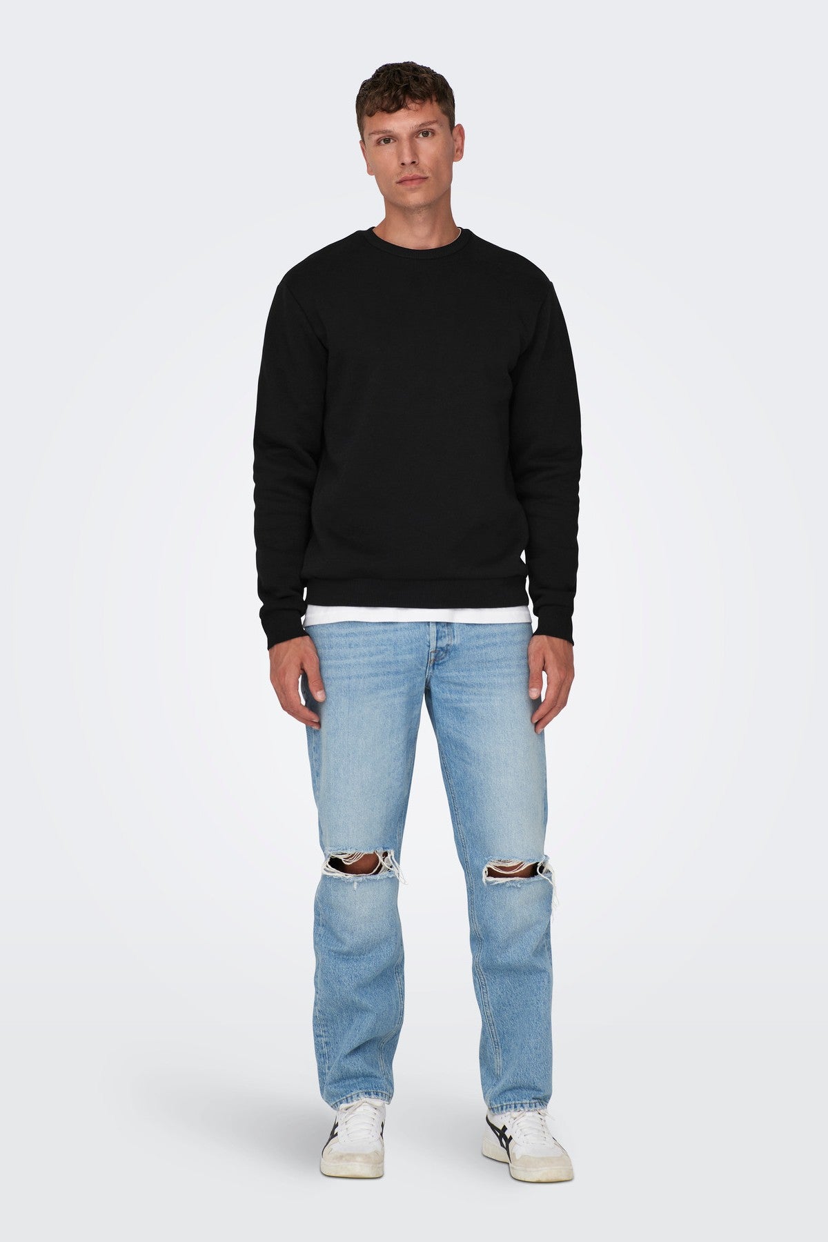 Tidløs sort Onsceres crew neck sweatshirt, ideel som basisitem til hverdag og afslapning.