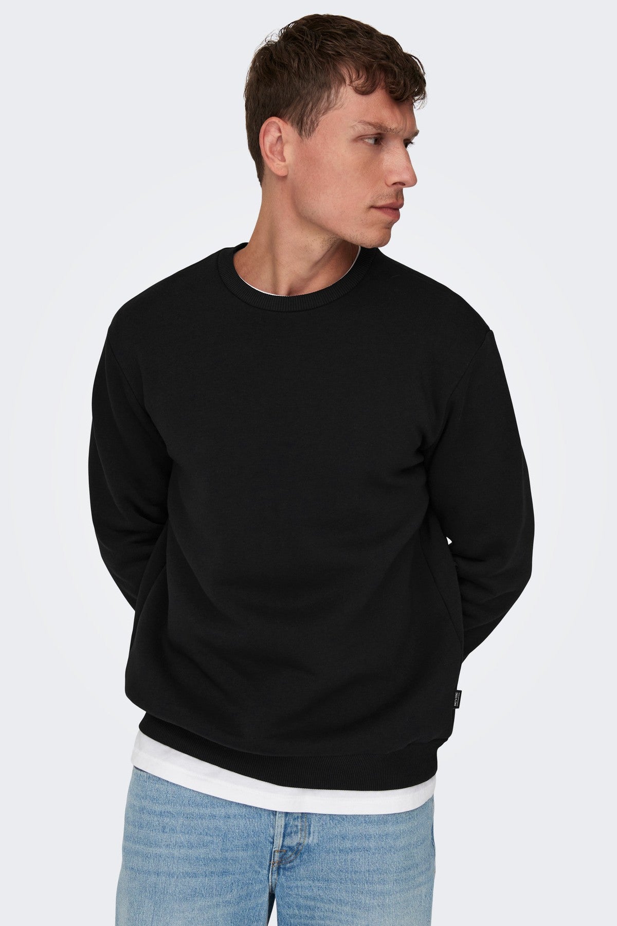 Sort Onsceres crew neck sweatshirt med minimalistisk design og fleksibel pasform til alle sæsoner.